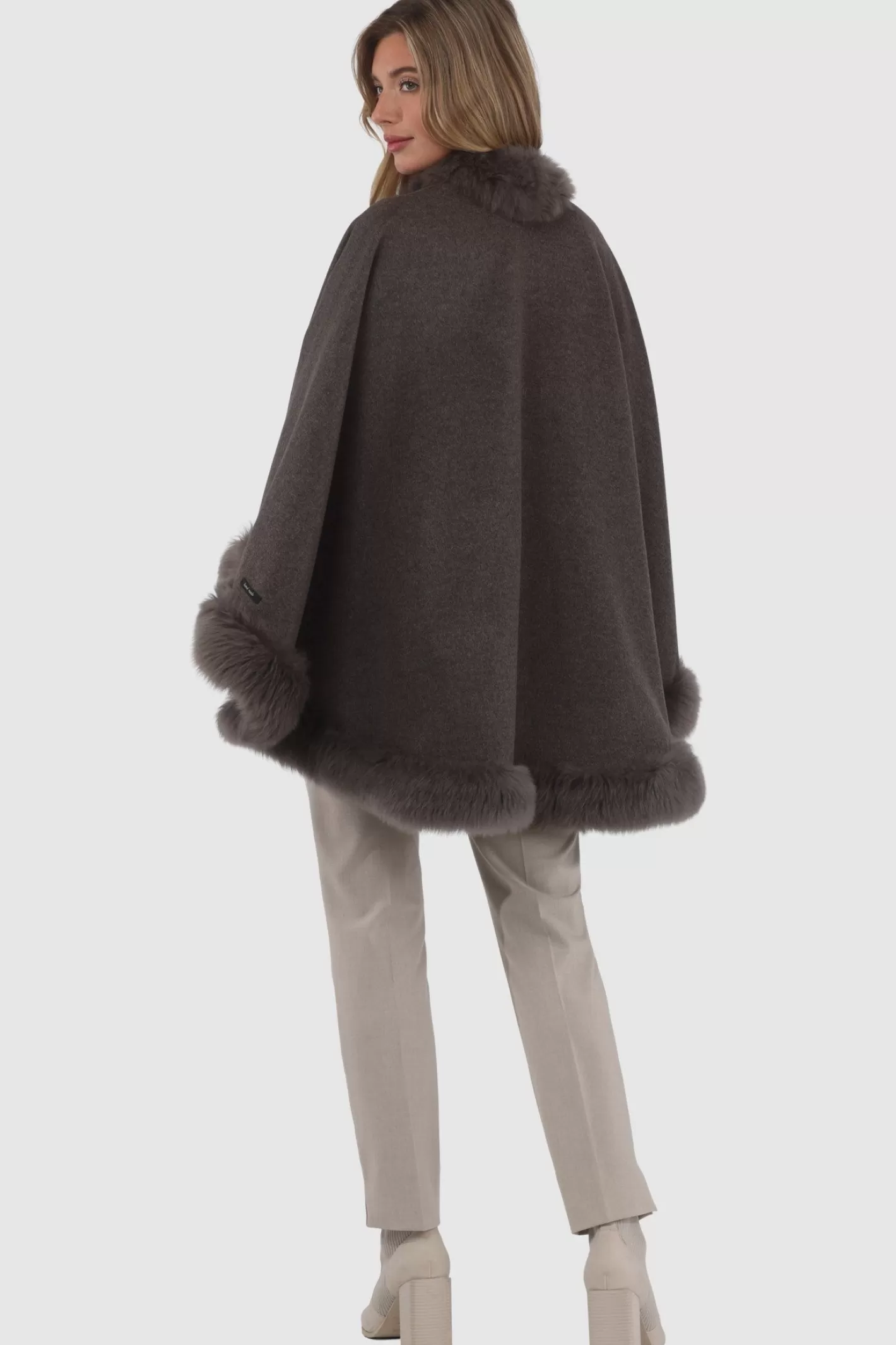 Cape féminine GORSKI Montréal en cachemire et laine Loro Piana - Doublure en agneau shearling Merinillo