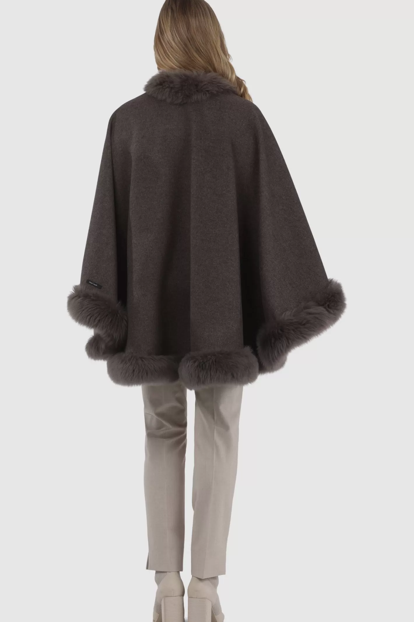 Cape féminine GORSKI Montréal en cachemire et laine Loro Piana - Doublure en agneau shearling Merinillo