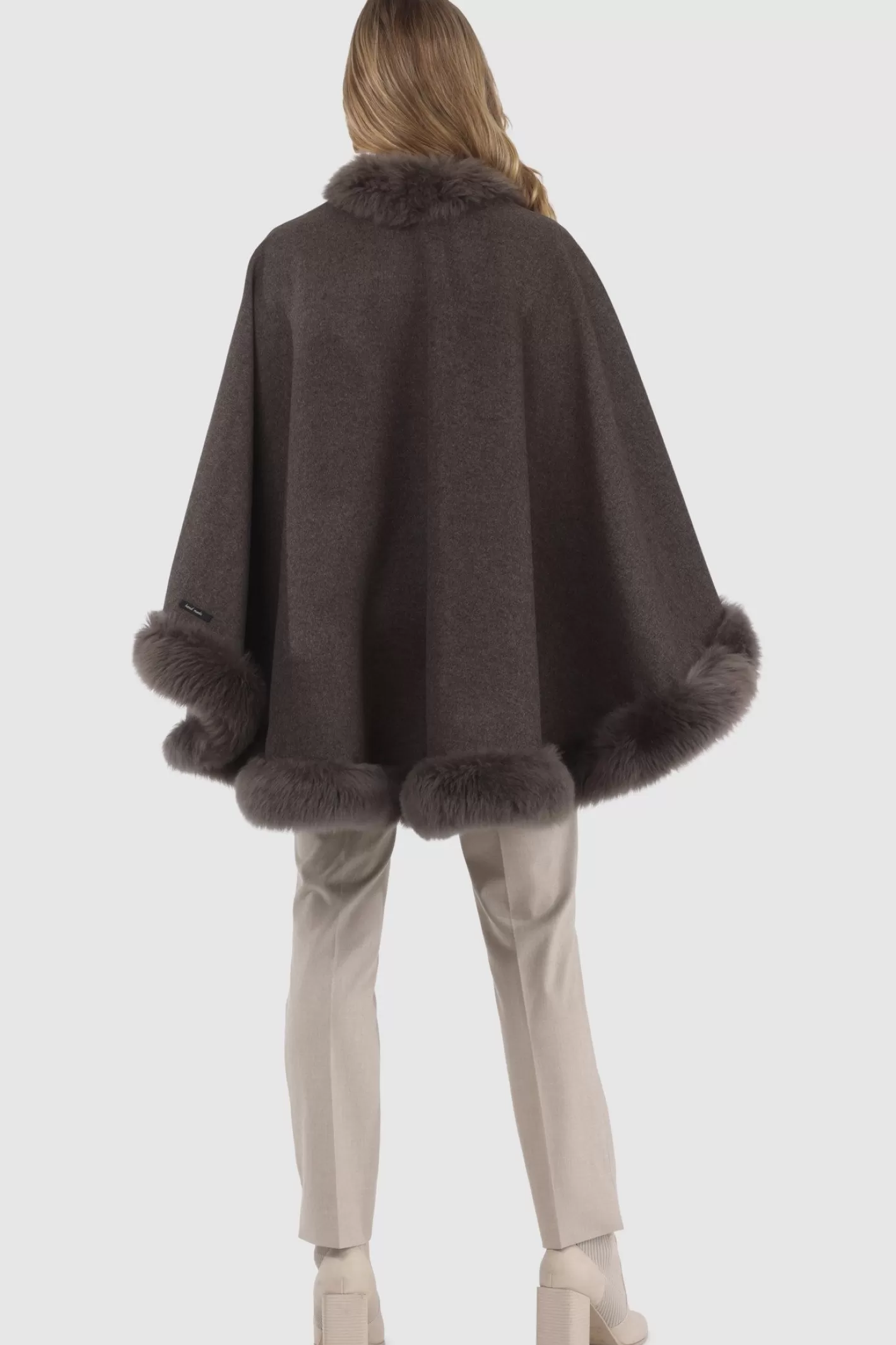 Cape féminine GORSKI Montréal en cachemire et laine Loro Piana - Doublure en agneau shearling Merinillo