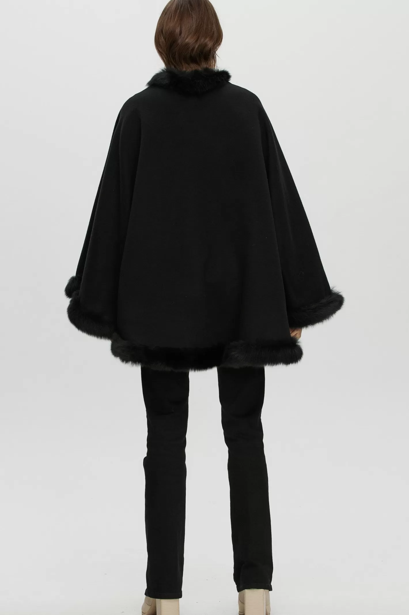 Cape féminine GORSKI Montréal en cachemire et laine Loro Piana - Doublure en agneau shearling Merinillo
