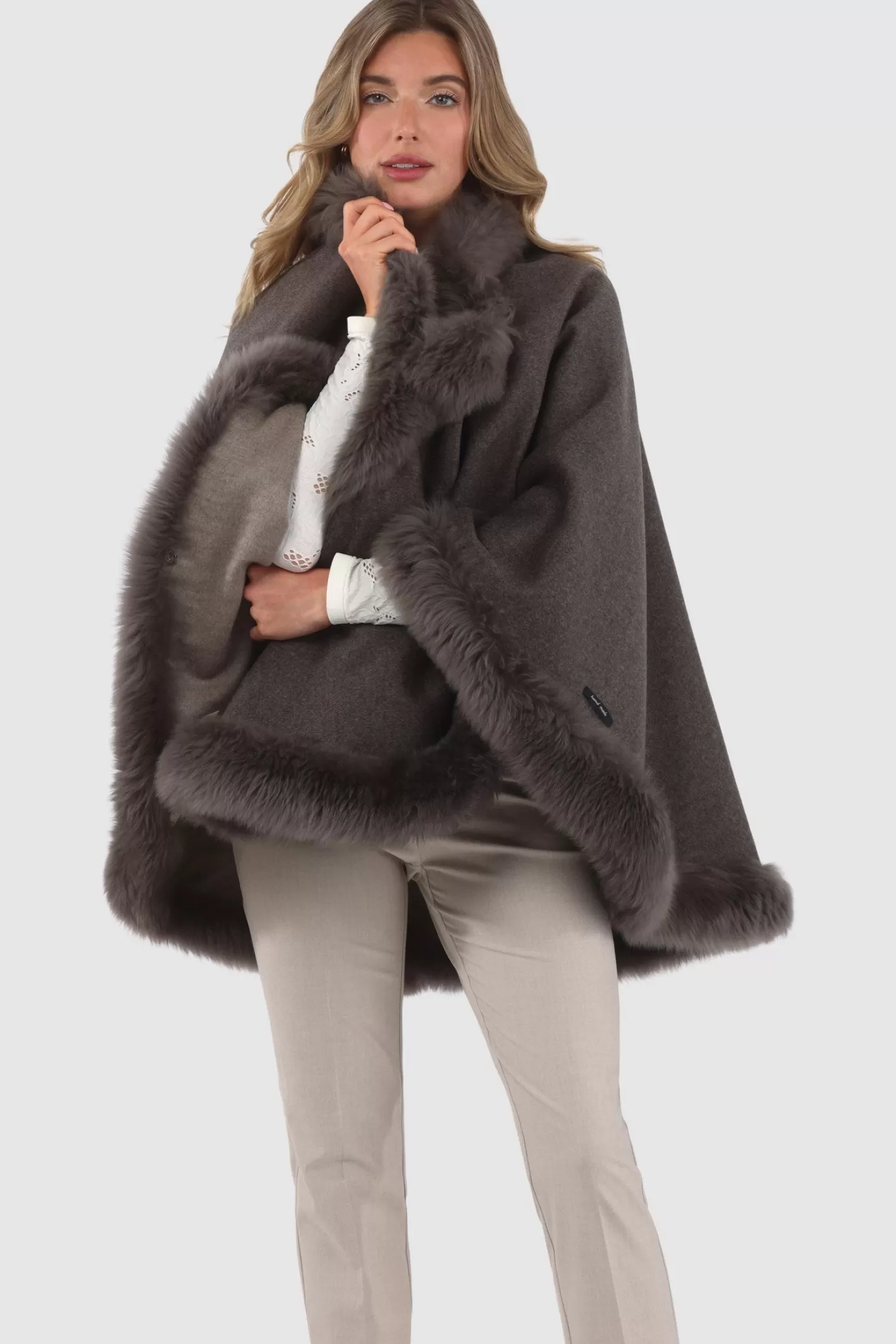 Cape féminine GORSKI Montréal en cachemire et laine Loro Piana - Doublure en agneau shearling Merinillo