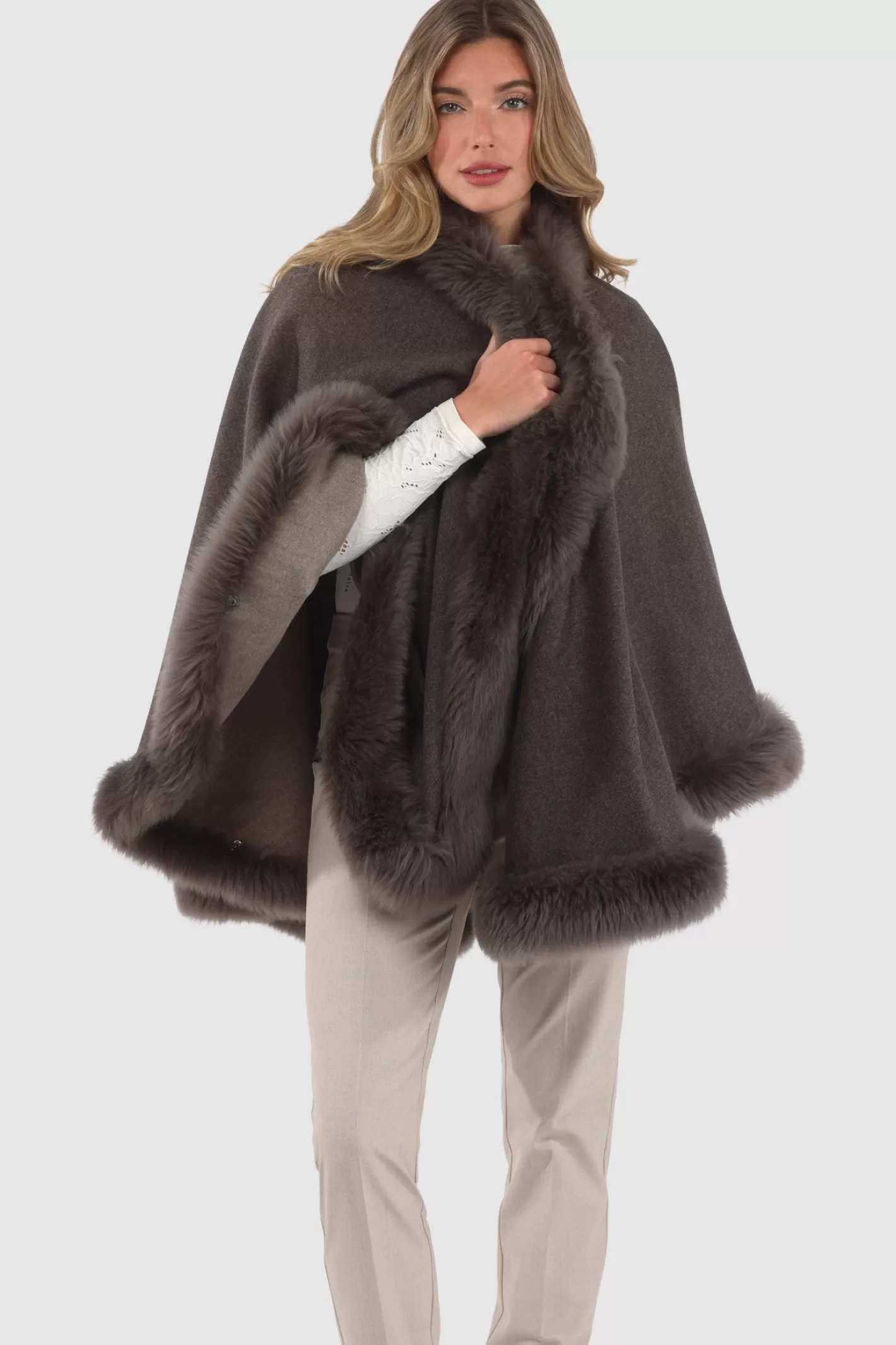 Cape féminine GORSKI Montréal en cachemire et laine Loro Piana - Doublure en agneau shearling Merinillo