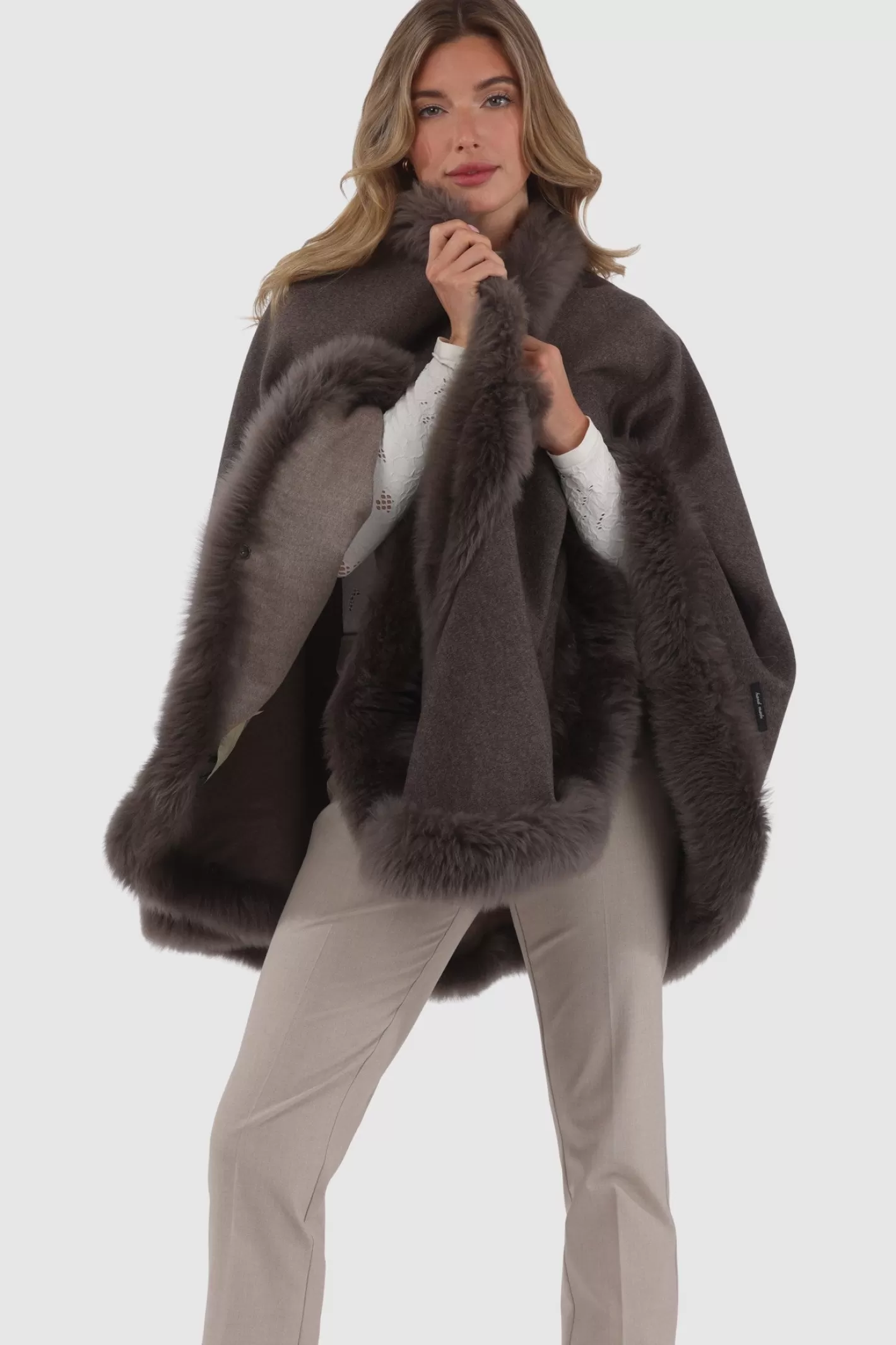 Cape féminine GORSKI Montréal en cachemire et laine Loro Piana - Doublure en agneau shearling Merinillo