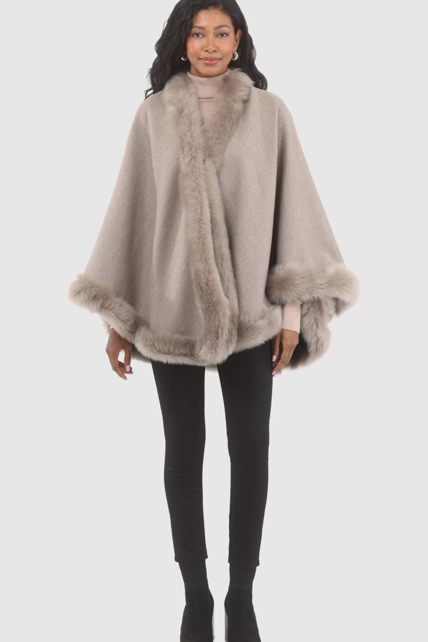Cape féminine GORSKI Montréal en cachemire et laine Loro Piana - Doublure en agneau shearling Merinillo