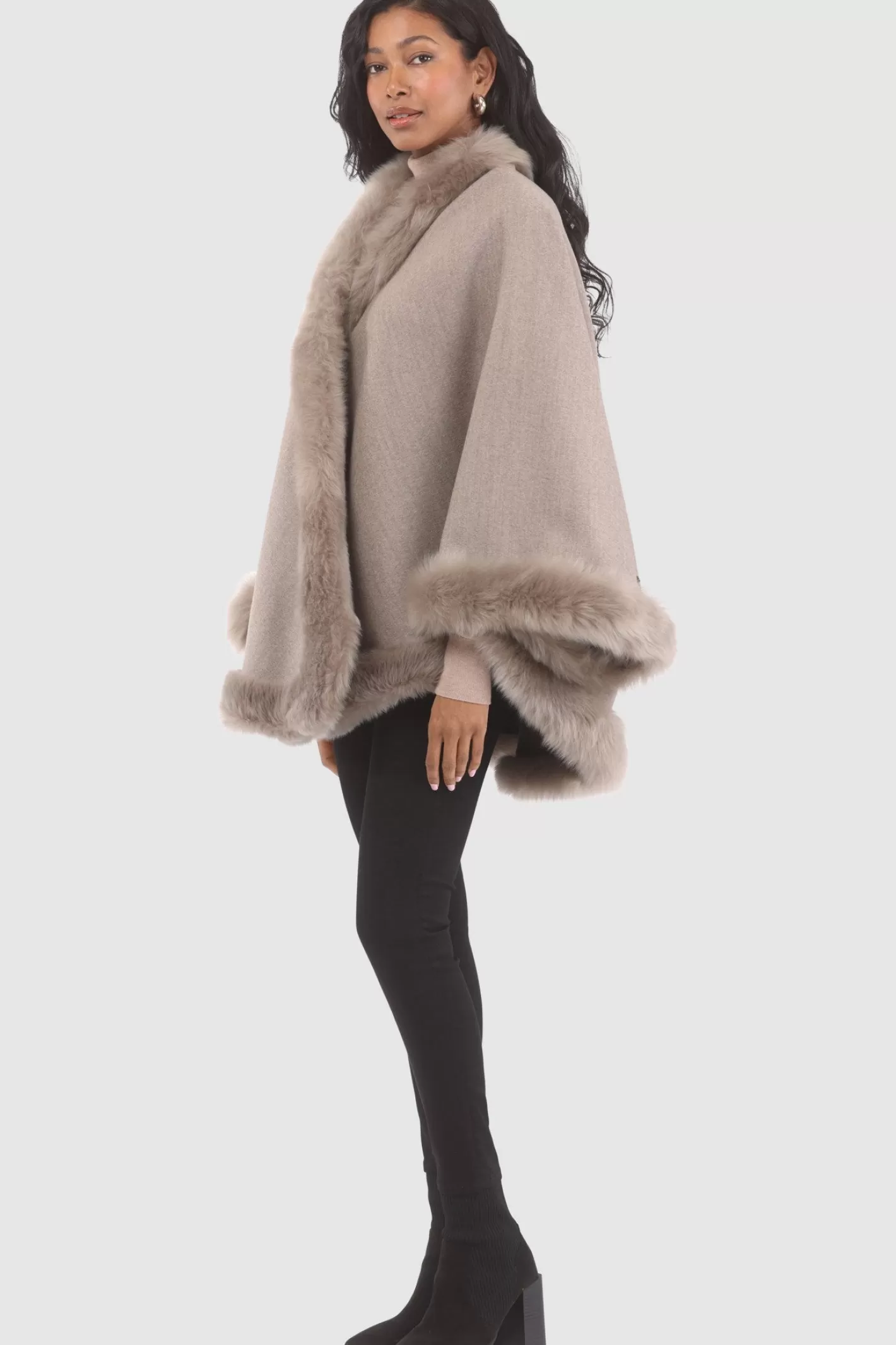 Cape féminine GORSKI Montréal en cachemire et laine Loro Piana - Doublure en agneau shearling Merinillo
