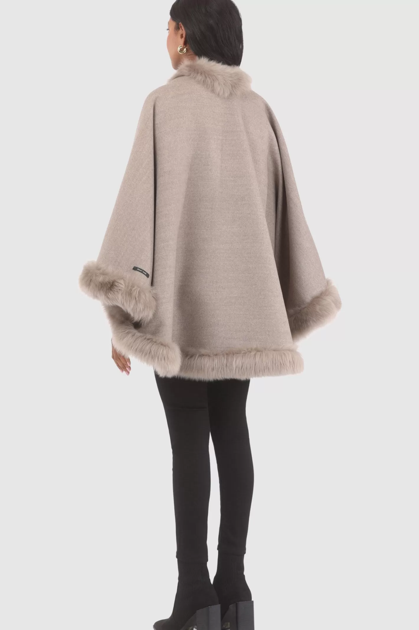 Cape féminine GORSKI Montréal en cachemire et laine Loro Piana - Doublure en agneau shearling Merinillo