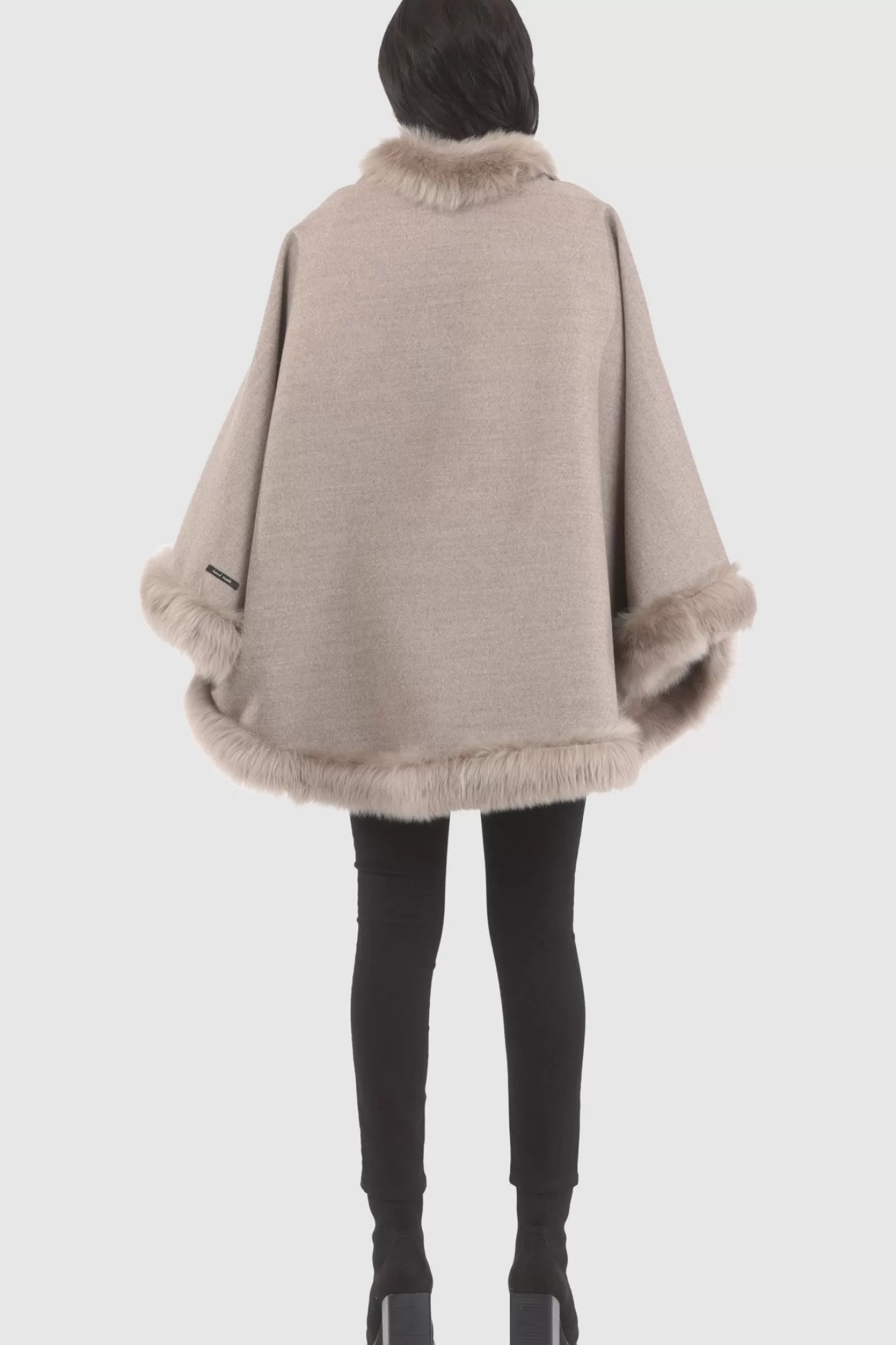 Cape féminine GORSKI Montréal en cachemire et laine Loro Piana - Doublure en agneau shearling Merinillo