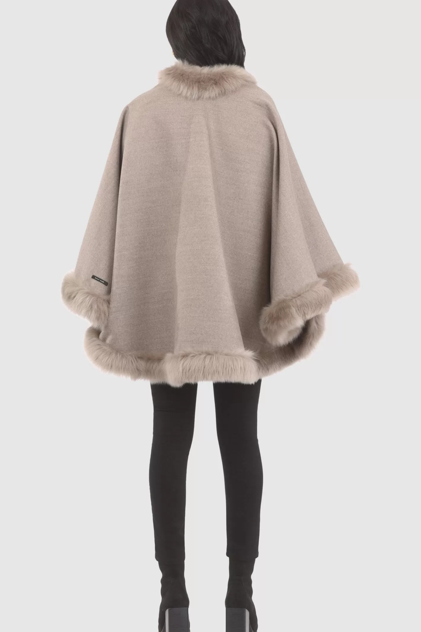 Cape féminine GORSKI Montréal en cachemire et laine Loro Piana - Doublure en agneau shearling Merinillo
