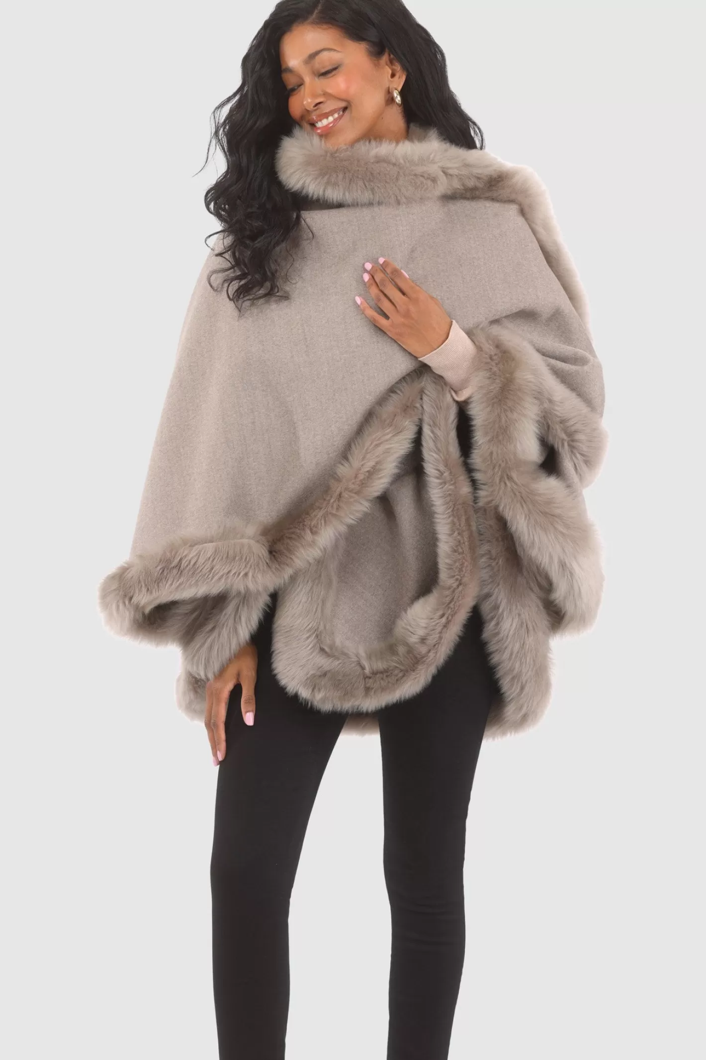 Cape féminine GORSKI Montréal en cachemire et laine Loro Piana - Doublure en agneau shearling Merinillo