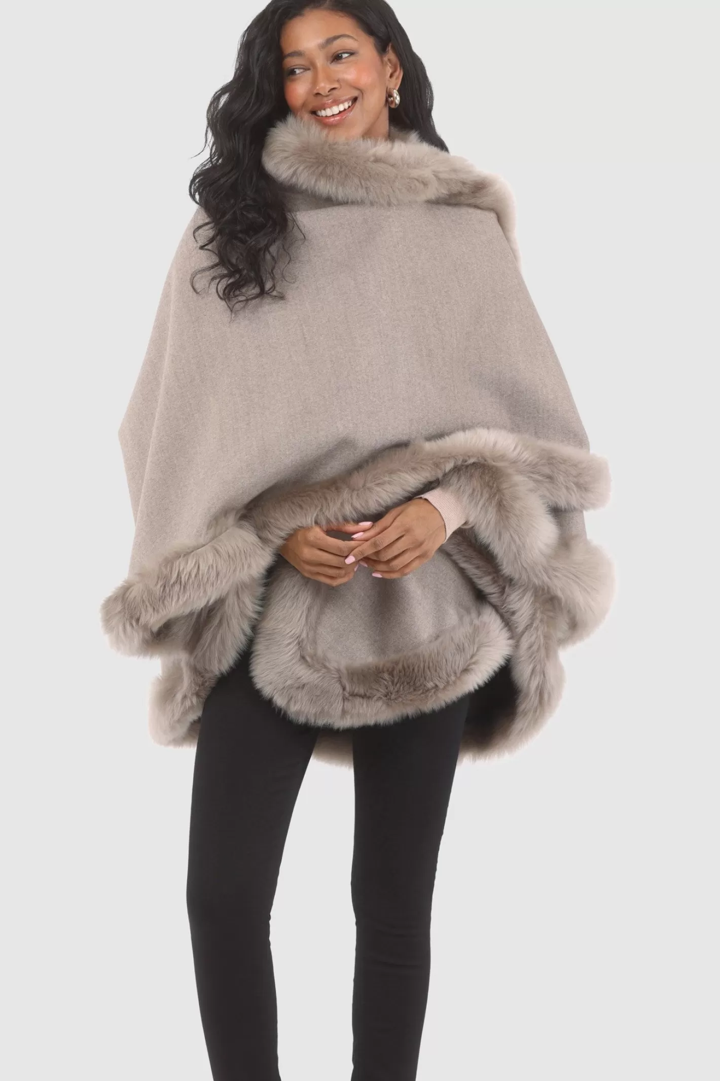 Cape féminine GORSKI Montréal en cachemire et laine Loro Piana - Doublure en agneau shearling Merinillo