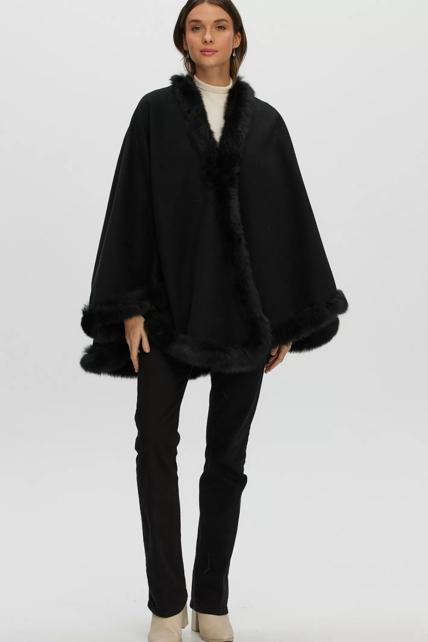 Cape féminine GORSKI Montréal en cachemire et laine Loro Piana - Doublure en agneau shearling Merinillo