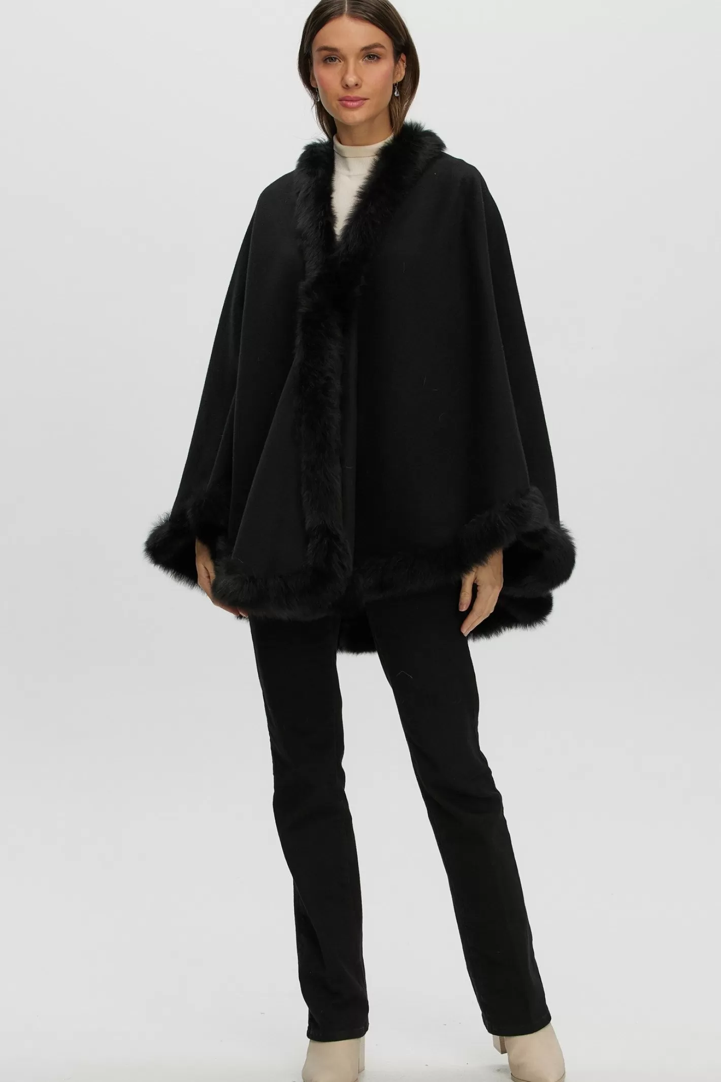 Cape féminine GORSKI Montréal en cachemire et laine Loro Piana - Doublure en agneau shearling Merinillo