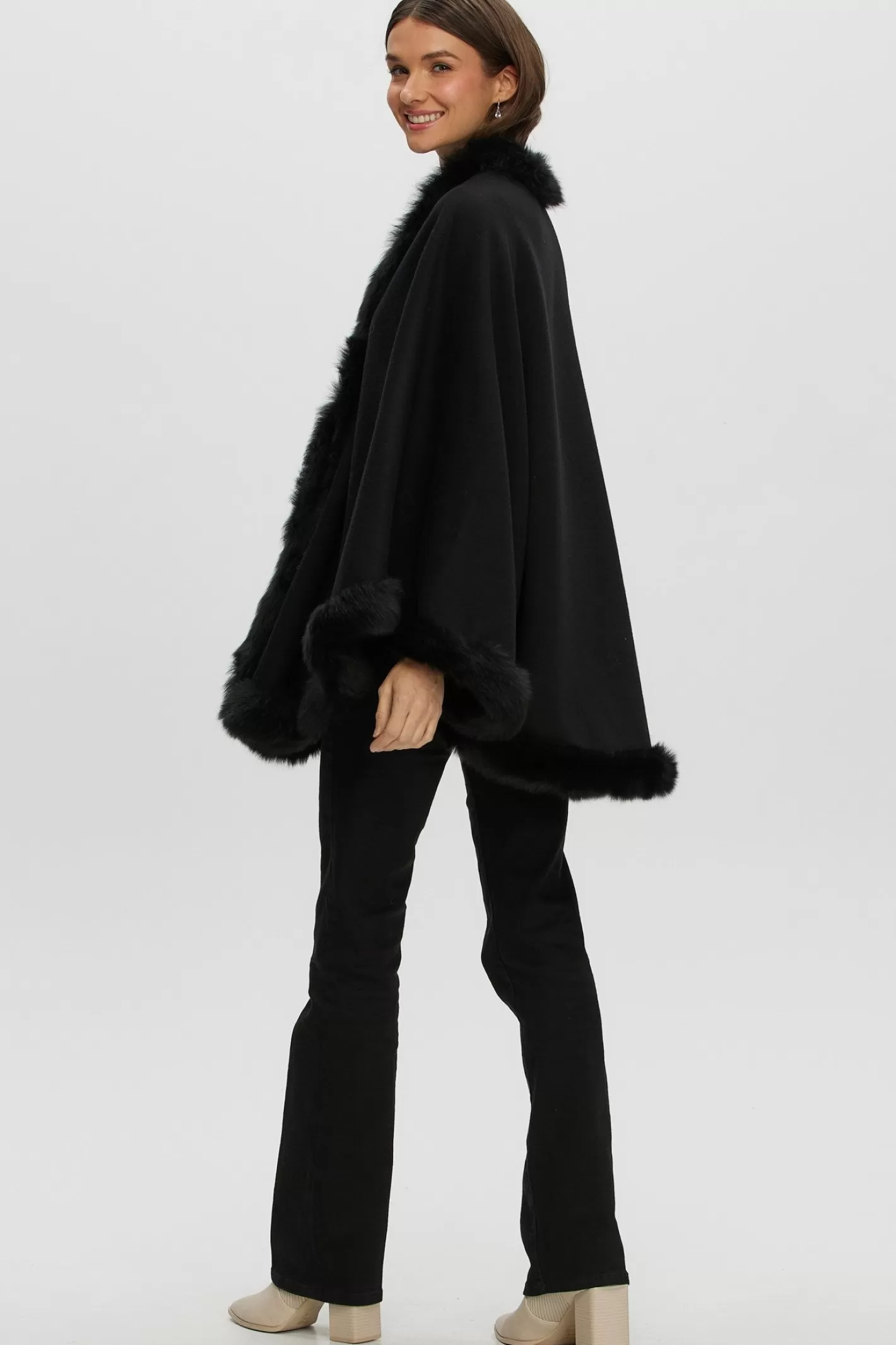 Cape féminine GORSKI Montréal en cachemire et laine Loro Piana - Doublure en agneau shearling Merinillo