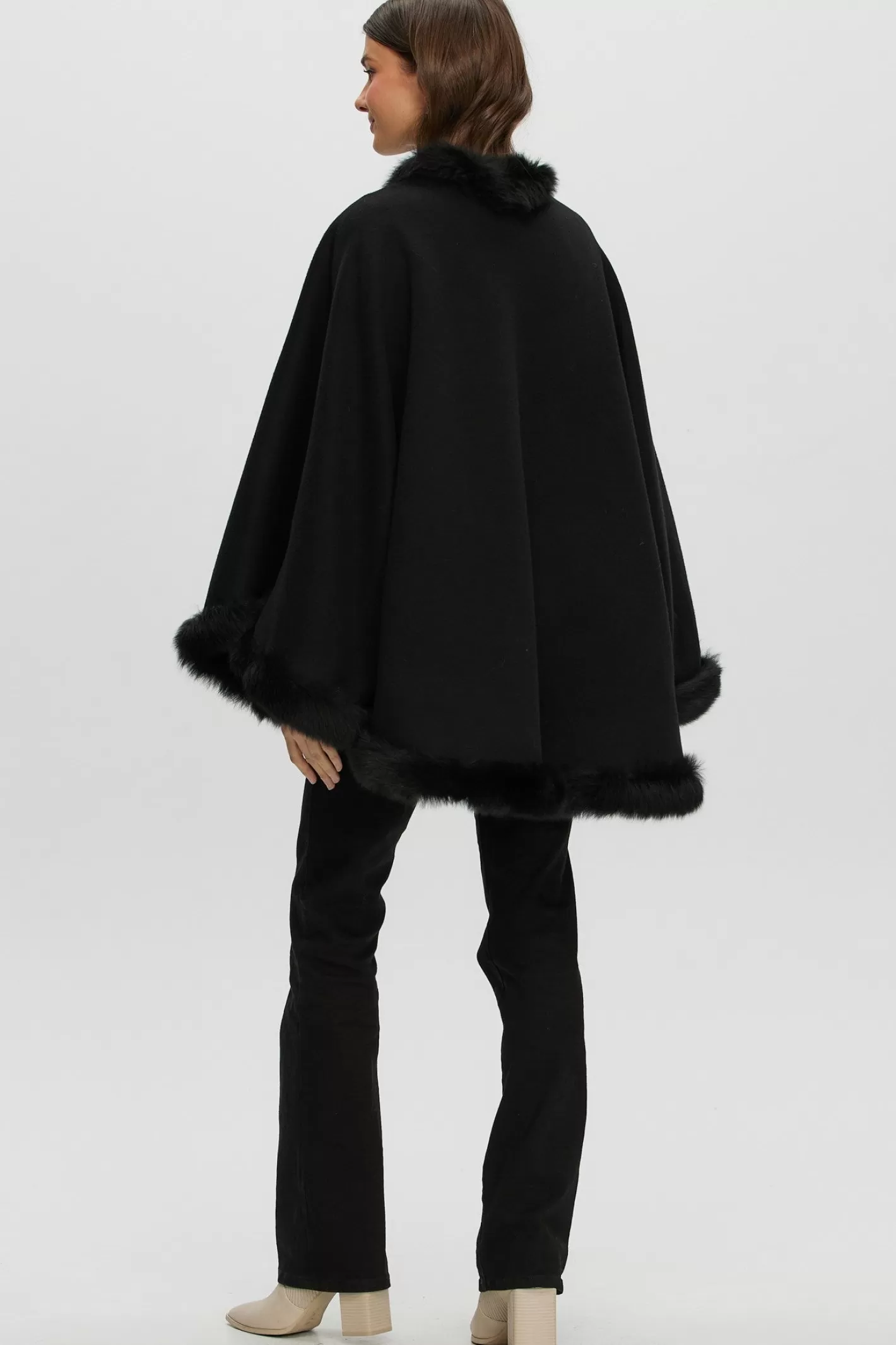 Cape féminine GORSKI Montréal en cachemire et laine Loro Piana - Doublure en agneau shearling Merinillo