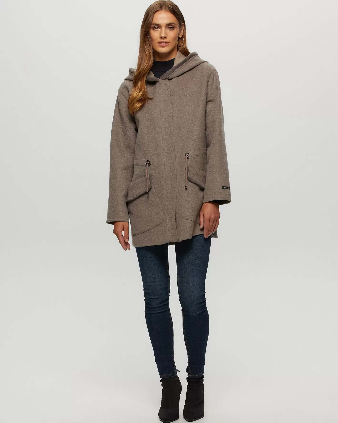 GORSKI Montréal - Parka d'hiver luxueuse en cachemire et laine vierge avec capuche doublée d'agneau mérinos 

(Note : Nous avons restructuré la formulation pour une lecture plus naturelle en français, ajouté des éléments descriptifs qualitatifs tout en conservant les informations clés. La mention explicite de Loro Piana a été retirée pour éviter la redondance avec 