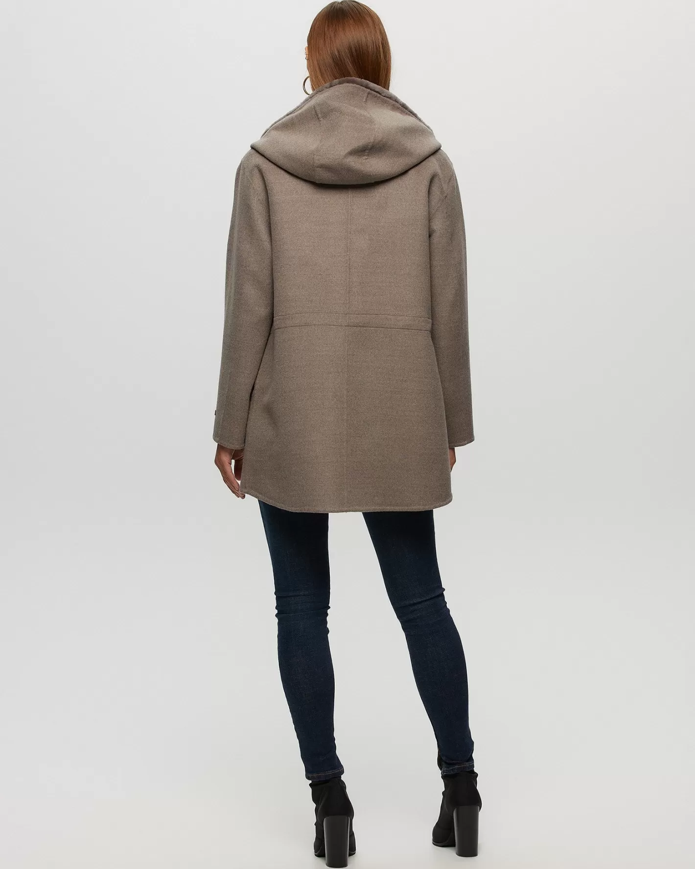GORSKI Montréal - Parka d'hiver luxueuse en cachemire et laine vierge avec capuche doublée d'agneau mérinos 

(Note : Nous avons restructuré la formulation pour une lecture plus naturelle en français, ajouté des éléments descriptifs qualitatifs tout en conservant les informations clés. La mention explicite de Loro Piana a été retirée pour éviter la redondance avec 
