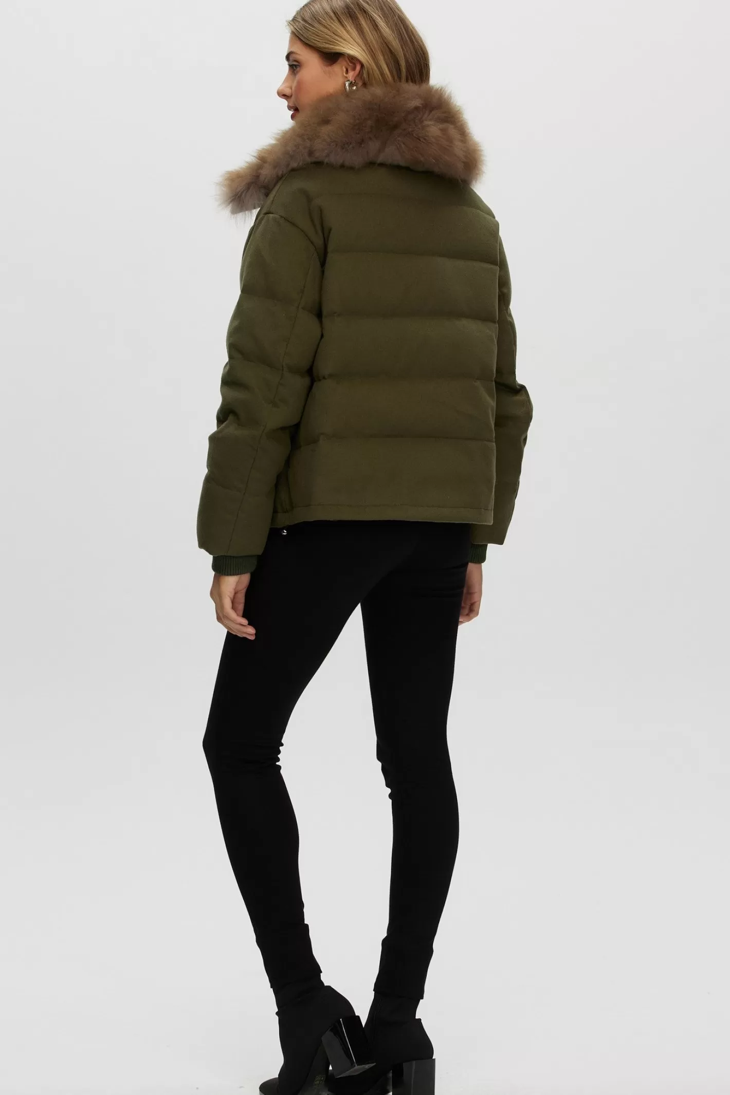 Veste femme GORSKI Montréal – Doudoune en cachemire Loro Piana avec col en poils de chèvre sélectionnés pour une élégance nordique