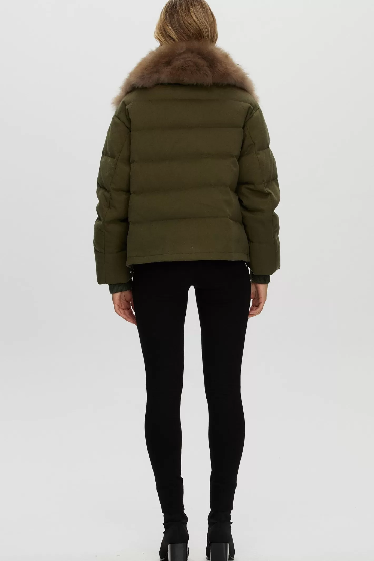 Veste femme GORSKI Montréal – Doudoune en cachemire Loro Piana avec col en poils de chèvre sélectionnés pour une élégance nordique