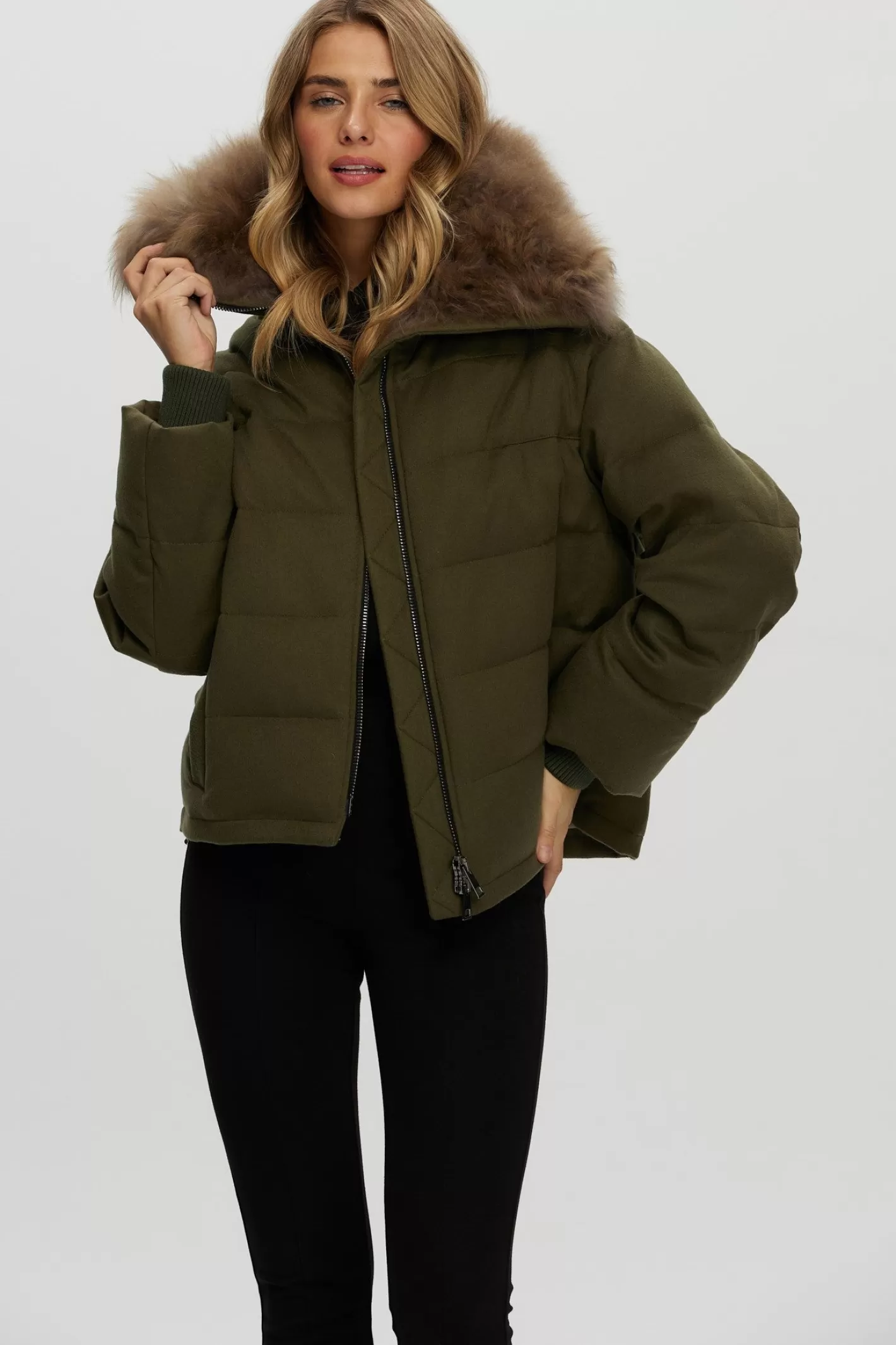 Veste femme GORSKI Montréal – Doudoune en cachemire Loro Piana avec col en poils de chèvre sélectionnés pour une élégance nordique
