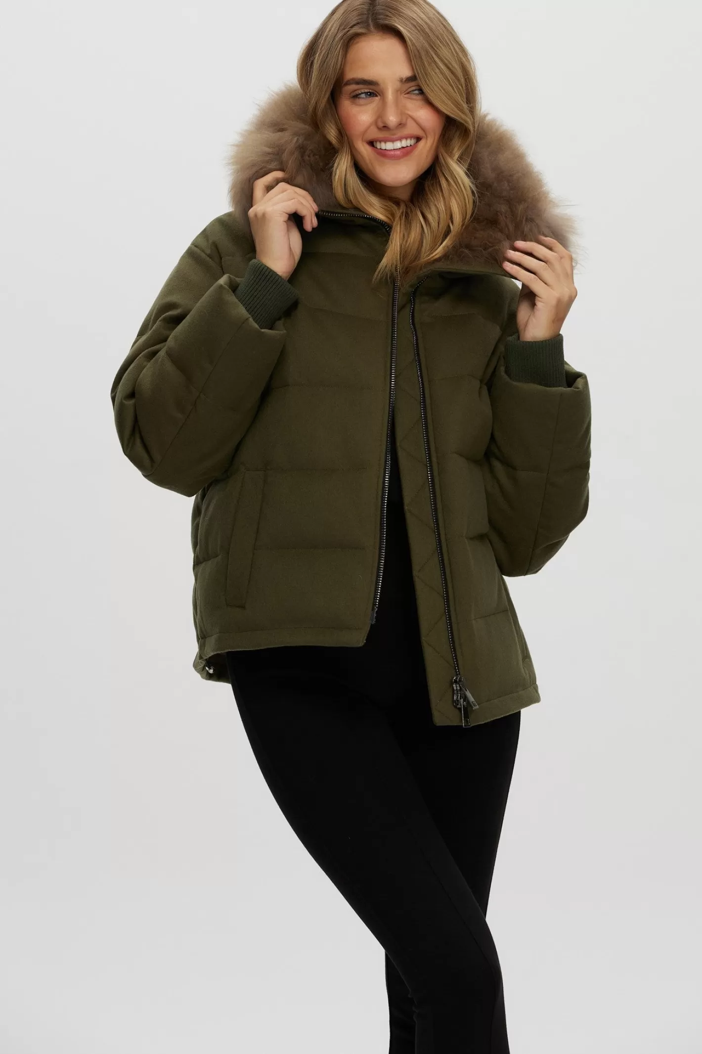Veste femme GORSKI Montréal – Doudoune en cachemire Loro Piana avec col en poils de chèvre sélectionnés pour une élégance nordique