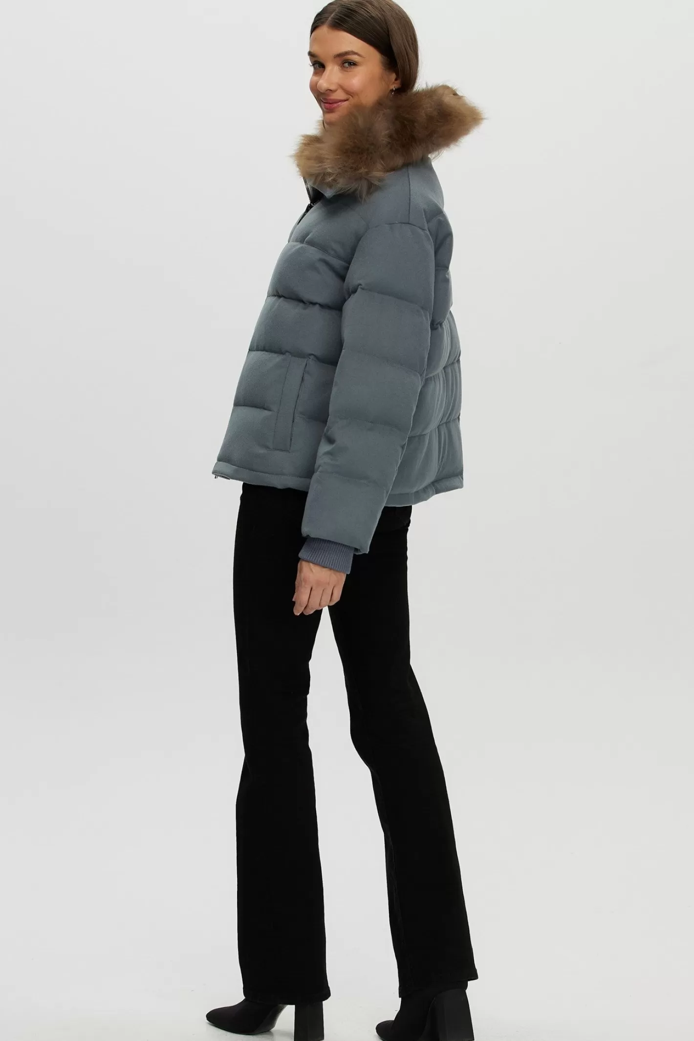 Veste femme GORSKI Montréal – Doudoune en cachemire Loro Piana avec col en poils de chèvre sélectionnés pour une élégance nordique