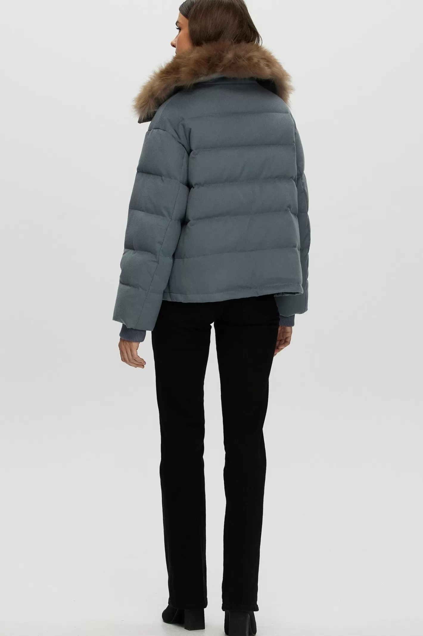 Veste femme GORSKI Montréal – Doudoune en cachemire Loro Piana avec col en poils de chèvre sélectionnés pour une élégance nordique