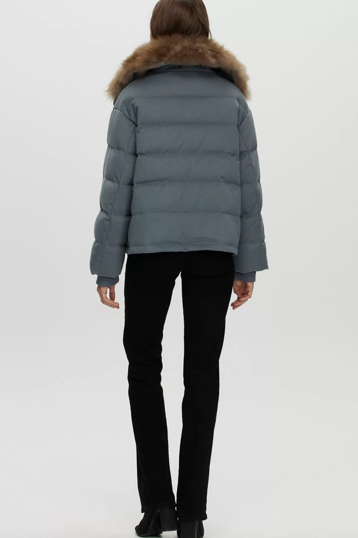 Veste femme GORSKI Montréal – Doudoune en cachemire Loro Piana avec col en poils de chèvre sélectionnés pour une élégance nordique