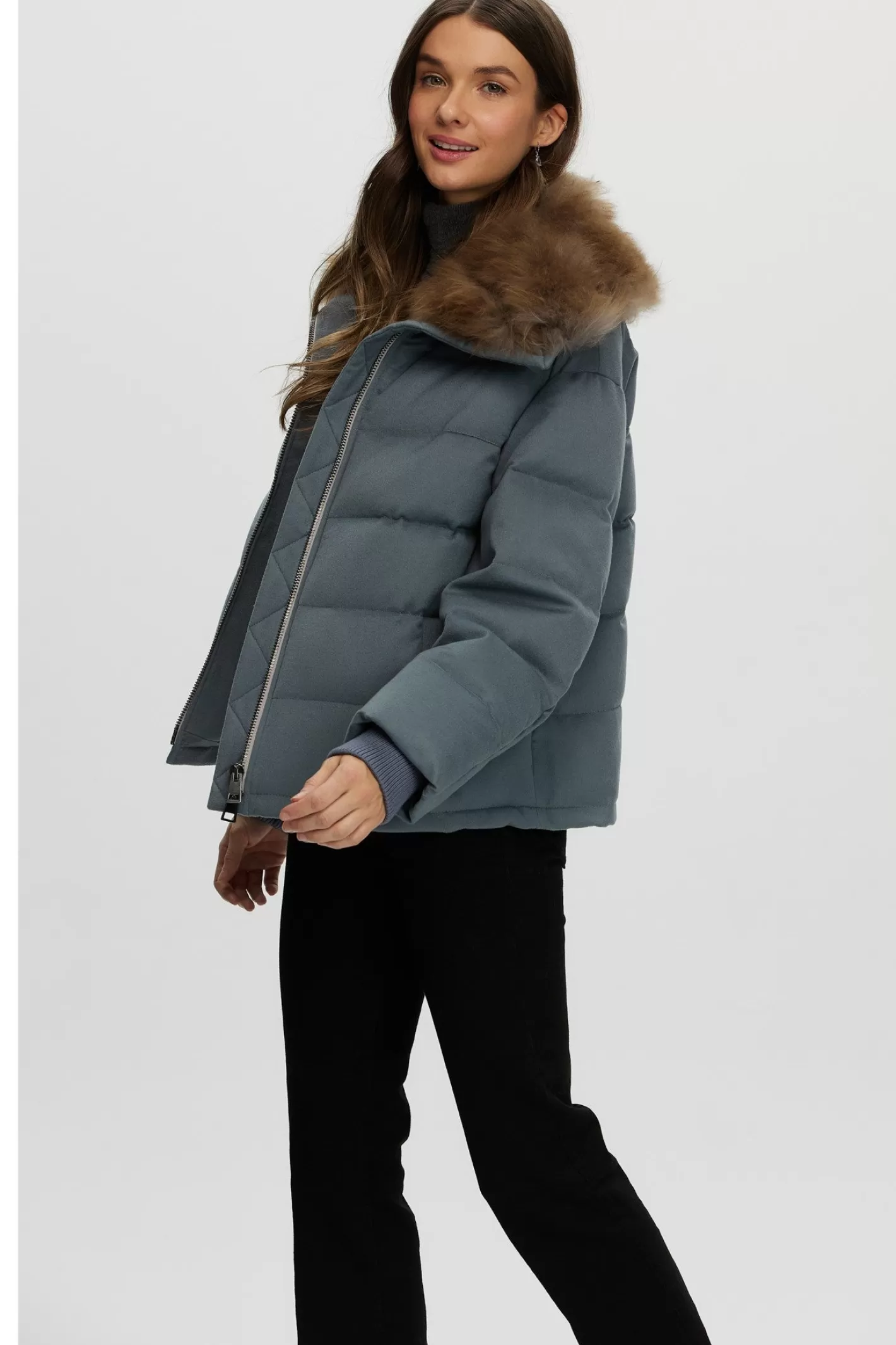 Veste femme GORSKI Montréal – Doudoune en cachemire Loro Piana avec col en poils de chèvre sélectionnés pour une élégance nordique