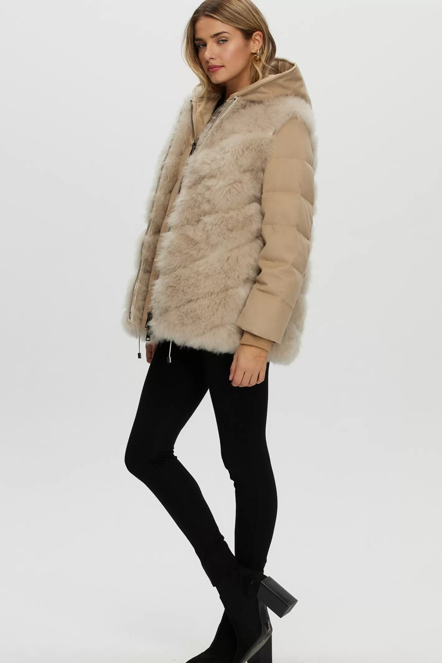 Doudoune matelassée en duvet et cachemire Loro Piana - Montréal par GORSKI  
Veste amovible en cachemire de chèvre premium incluse (Ensemble 2 pièces)  
Style urbain raffiné pour femme, alliant confort et élégance hivernale