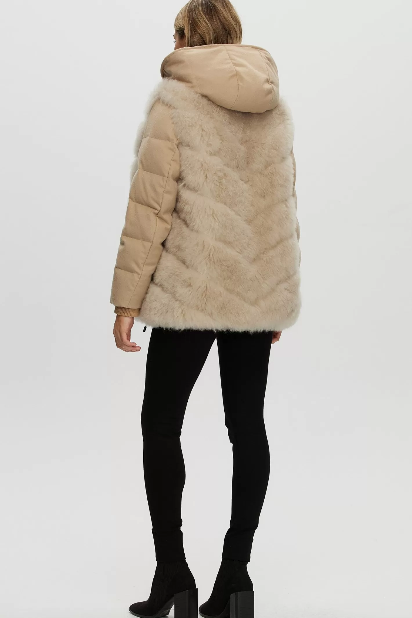 Doudoune matelassée en duvet et cachemire Loro Piana - Montréal par GORSKI  
Veste amovible en cachemire de chèvre premium incluse (Ensemble 2 pièces)  
Style urbain raffiné pour femme, alliant confort et élégance hivernale