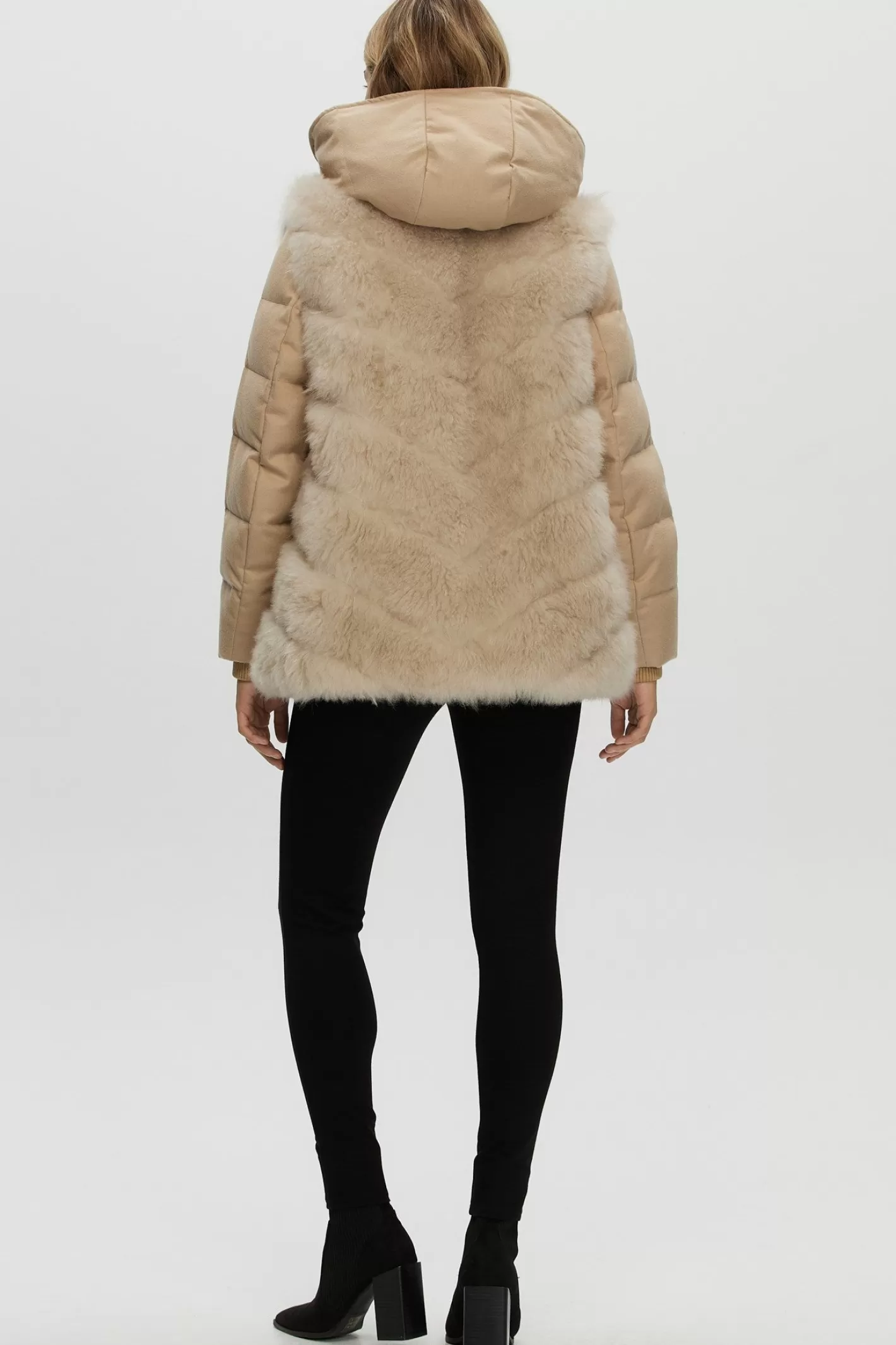 Doudoune matelassée en duvet et cachemire Loro Piana - Montréal par GORSKI  
Veste amovible en cachemire de chèvre premium incluse (Ensemble 2 pièces)  
Style urbain raffiné pour femme, alliant confort et élégance hivernale