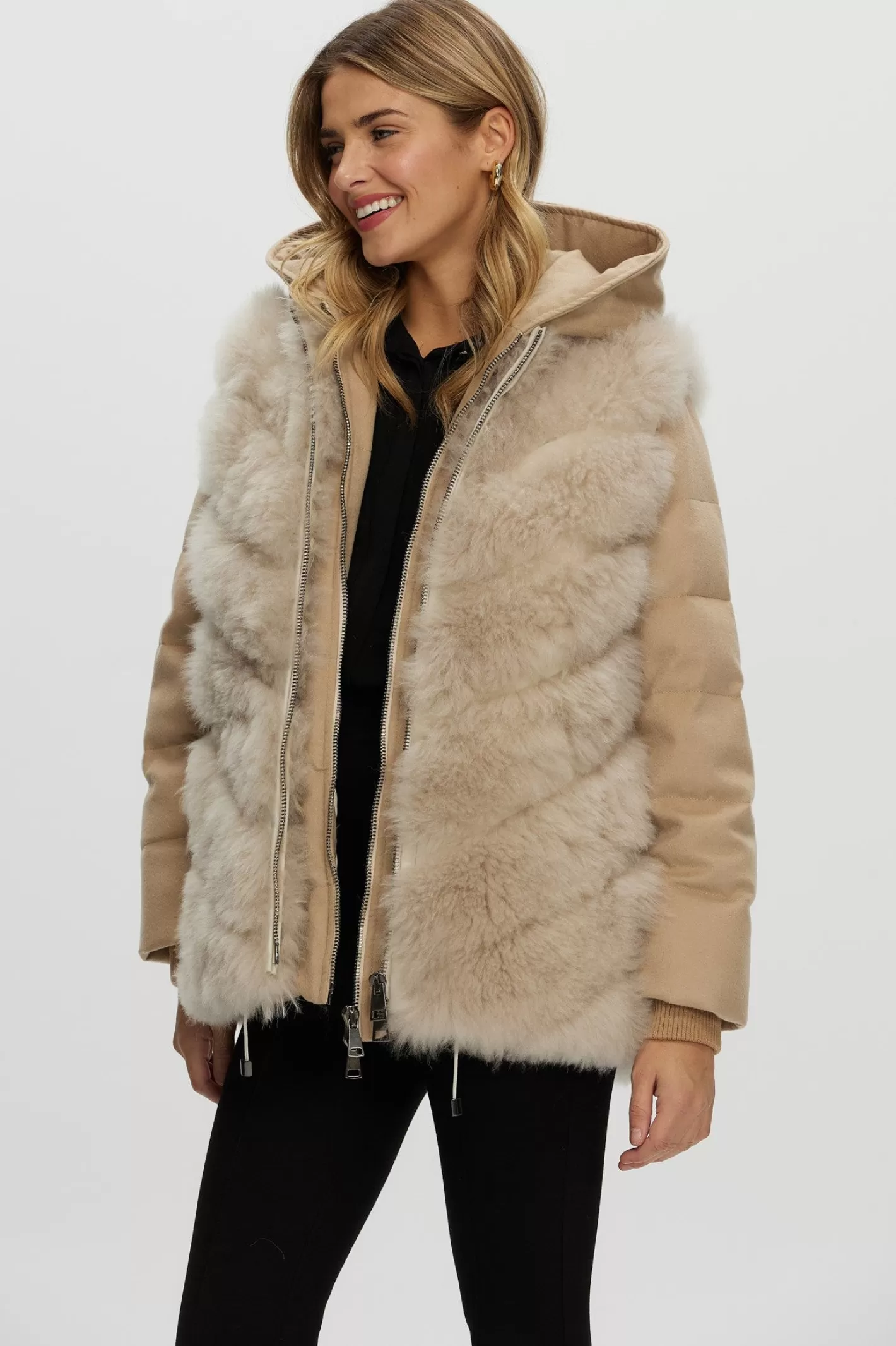Doudoune matelassée en duvet et cachemire Loro Piana - Montréal par GORSKI  
Veste amovible en cachemire de chèvre premium incluse (Ensemble 2 pièces)  
Style urbain raffiné pour femme, alliant confort et élégance hivernale