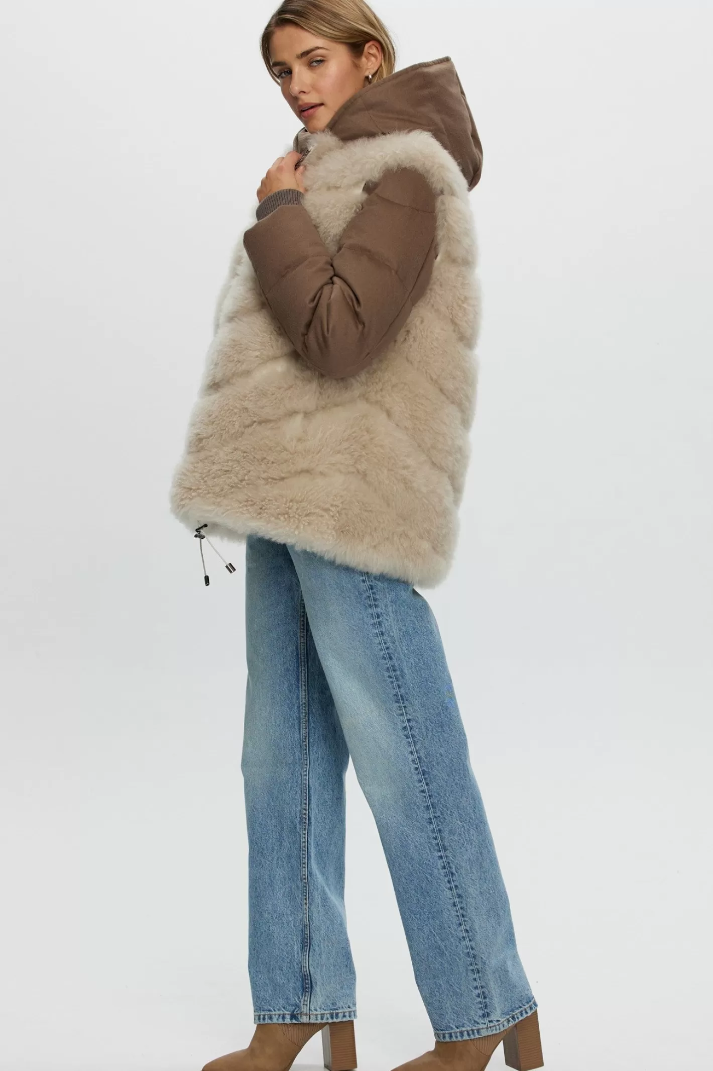 Doudoune matelassée en duvet et cachemire Loro Piana - Montréal par GORSKI  
Veste amovible en cachemire de chèvre premium incluse (Ensemble 2 pièces)  
Style urbain raffiné pour femme, alliant confort et élégance hivernale