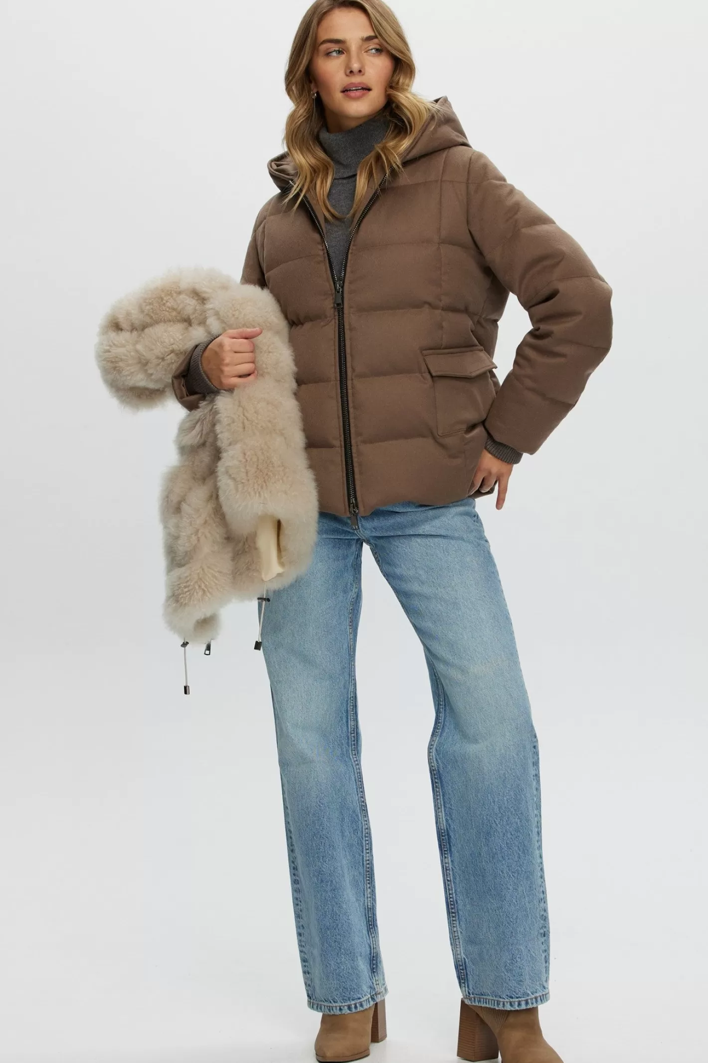 Doudoune matelassée en duvet et cachemire Loro Piana - Montréal par GORSKI  
Veste amovible en cachemire de chèvre premium incluse (Ensemble 2 pièces)  
Style urbain raffiné pour femme, alliant confort et élégance hivernale
