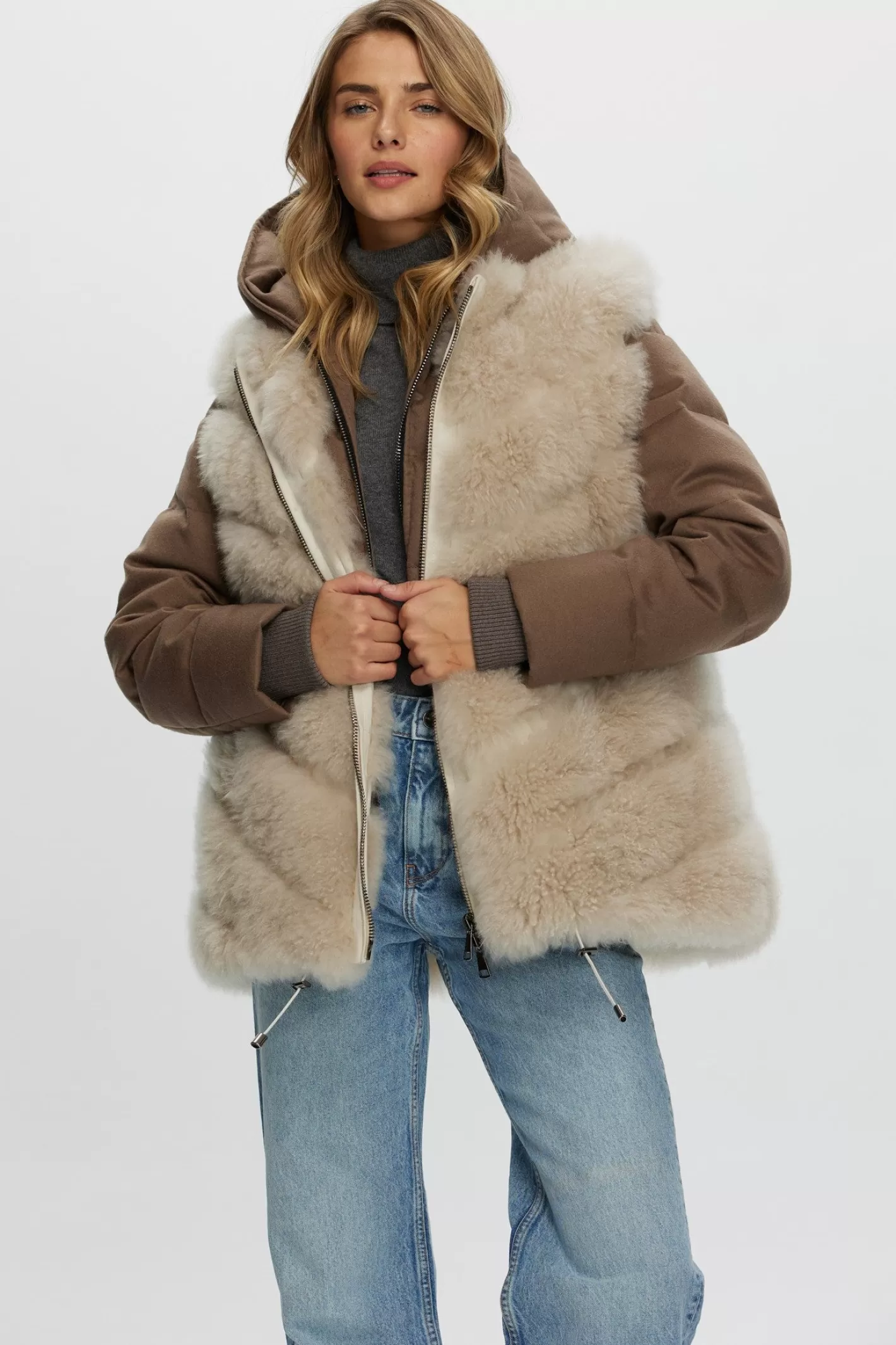 Doudoune matelassée en duvet et cachemire Loro Piana - Montréal par GORSKI  
Veste amovible en cachemire de chèvre premium incluse (Ensemble 2 pièces)  
Style urbain raffiné pour femme, alliant confort et élégance hivernale