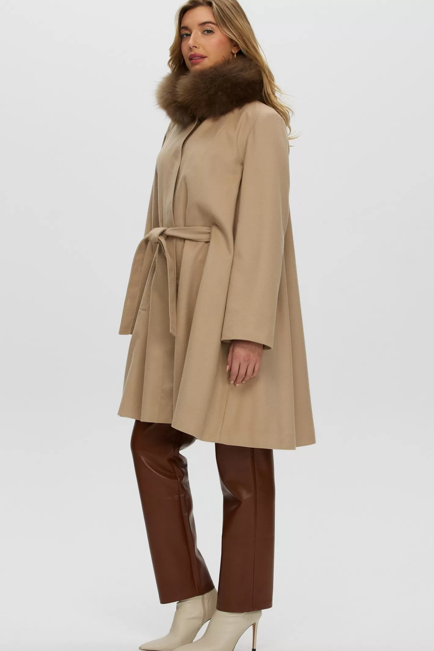 Poussette canne luxe pour femme GORSKI - Cachemire Loro Piana avec col en laine d'exception et ceinture assortie - Collection Montréal