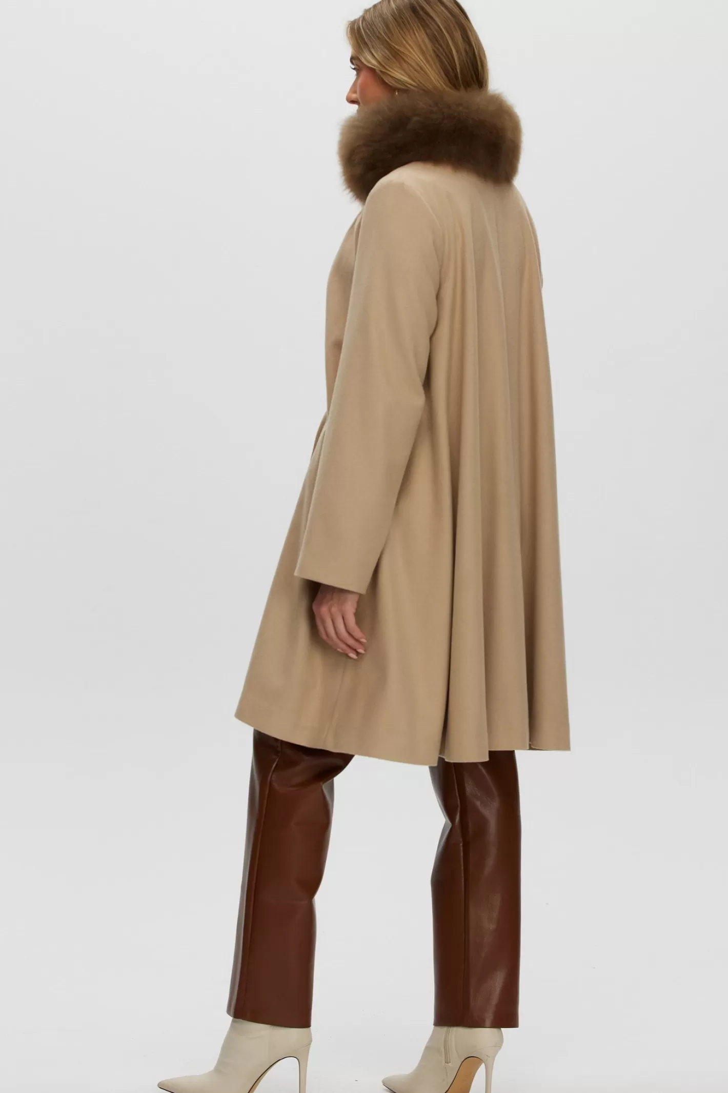 Poussette canne luxe pour femme GORSKI - Cachemire Loro Piana avec col en laine d'exception et ceinture assortie - Collection Montréal