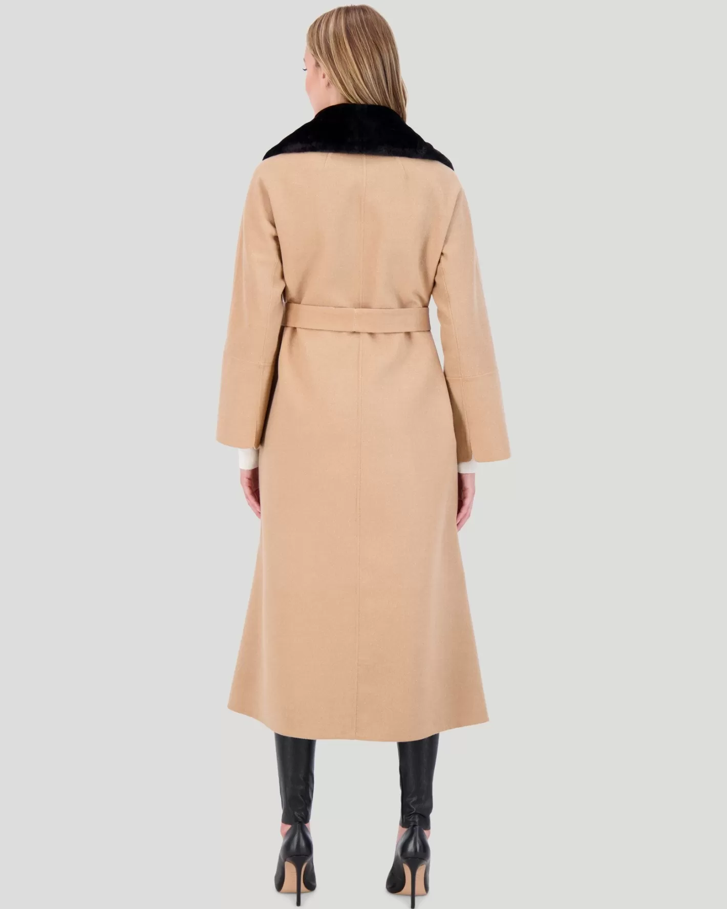 Manteau court femme GORSKI Montréal en laine Loro Piana - Col en peau d'agneau shearling triée sur le volet 

(Version alternative avec nuances plus marketing : 
Blouson élégant GORSKI pour Montréal - Laine précieuse Loro Piana avec col en agneau shearling soigneusement sélectionné)