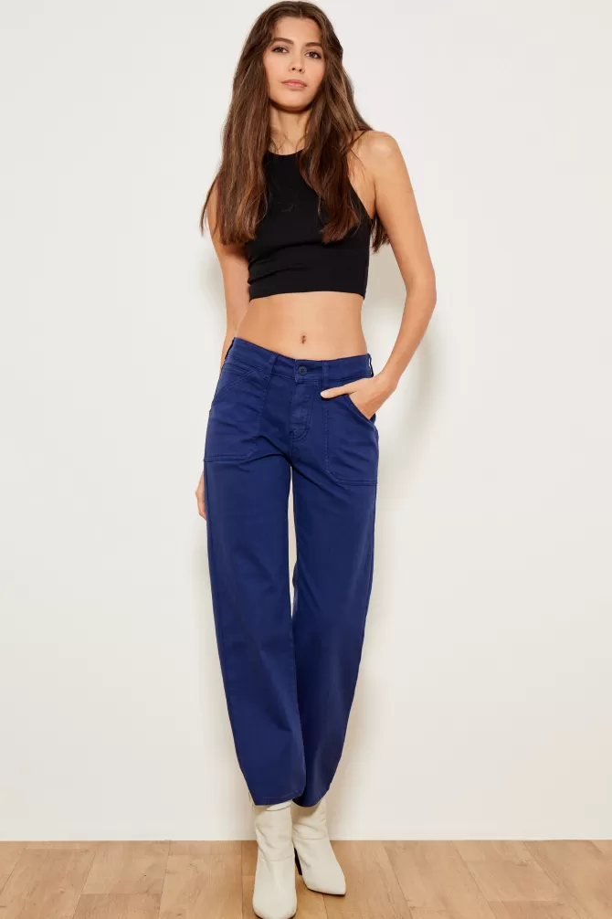 Découvrez le Jean Slim Taille Haute LOURDES 593 - Coupe Élégante en Denim Résistant 

(Option alternative : 