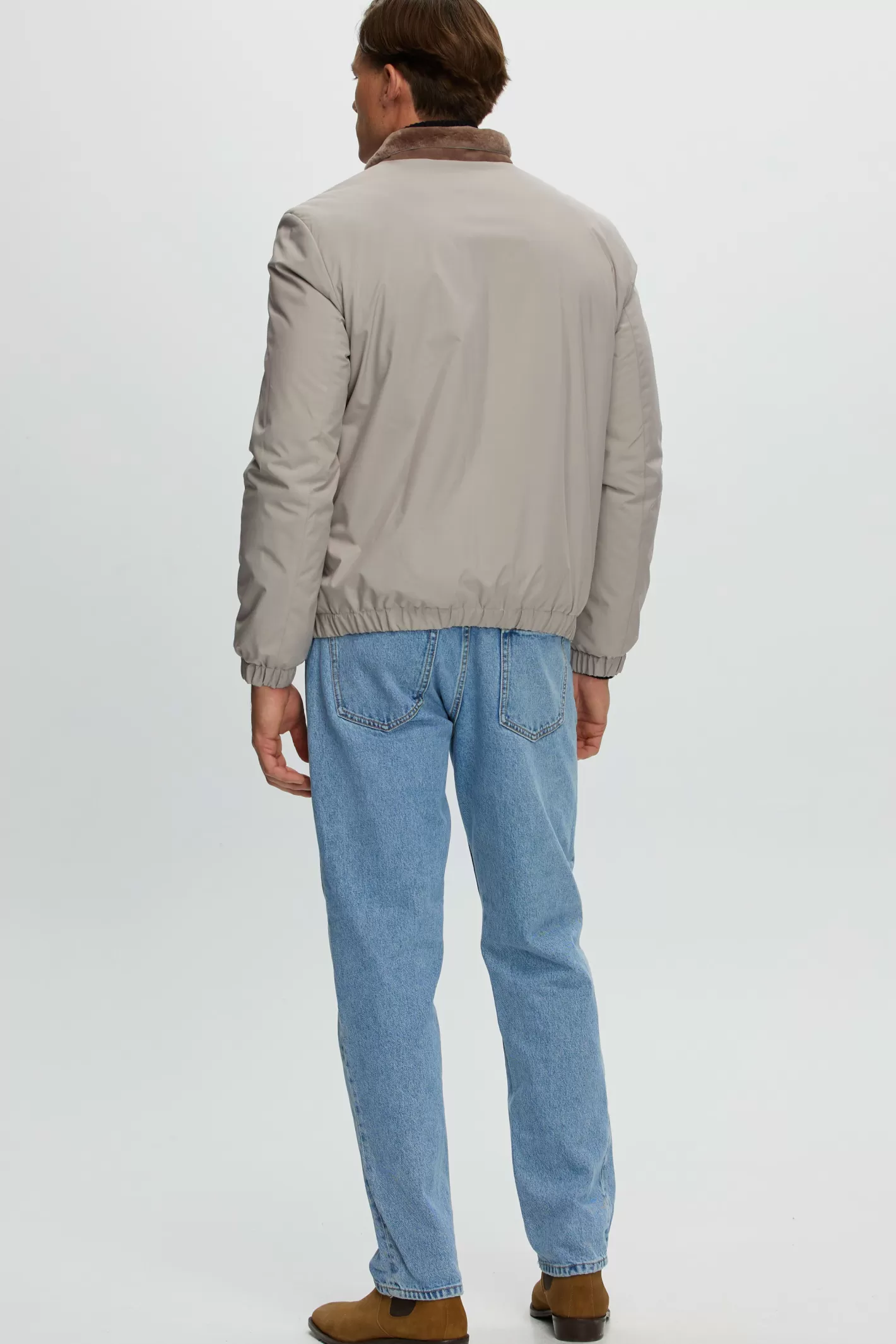 Veste masculine GORSKI Montréal - Doublure en agneau shearling sélectionné pour confort hivernal premium  

Veste d'hiver pour homme GORSKI Montréal - Conception isolante avec doublure en agneau shearling de qualité supérieure  

Veste canadienne GORSKI pour homme - Isolation haut de gamme en peau de mouton shearling et détails artisanaux