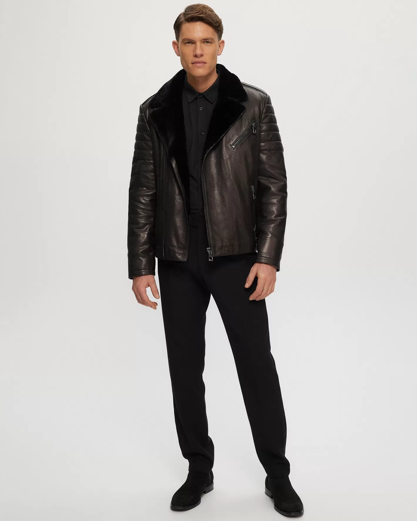 Veste moto homme en cuir nappa de Montréal - Doublure chaud en laine d'agneau shearling par Gorski 

(Alternative élégante : Blouson biker masculin en cuir pleine fleur - Garniture douillette en peau de mouton vintage - Collection signature GORSKI Montréal)