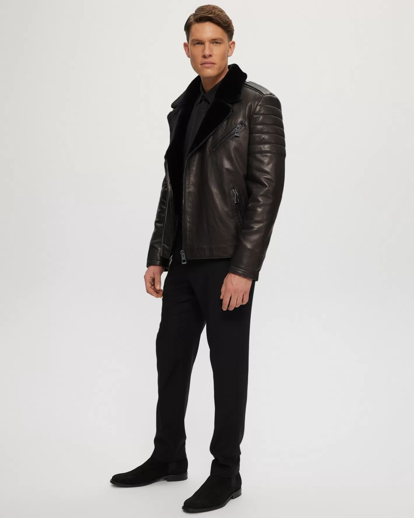 Veste moto homme en cuir nappa de Montréal - Doublure chaud en laine d'agneau shearling par Gorski 

(Alternative élégante : Blouson biker masculin en cuir pleine fleur - Garniture douillette en peau de mouton vintage - Collection signature GORSKI Montréal)