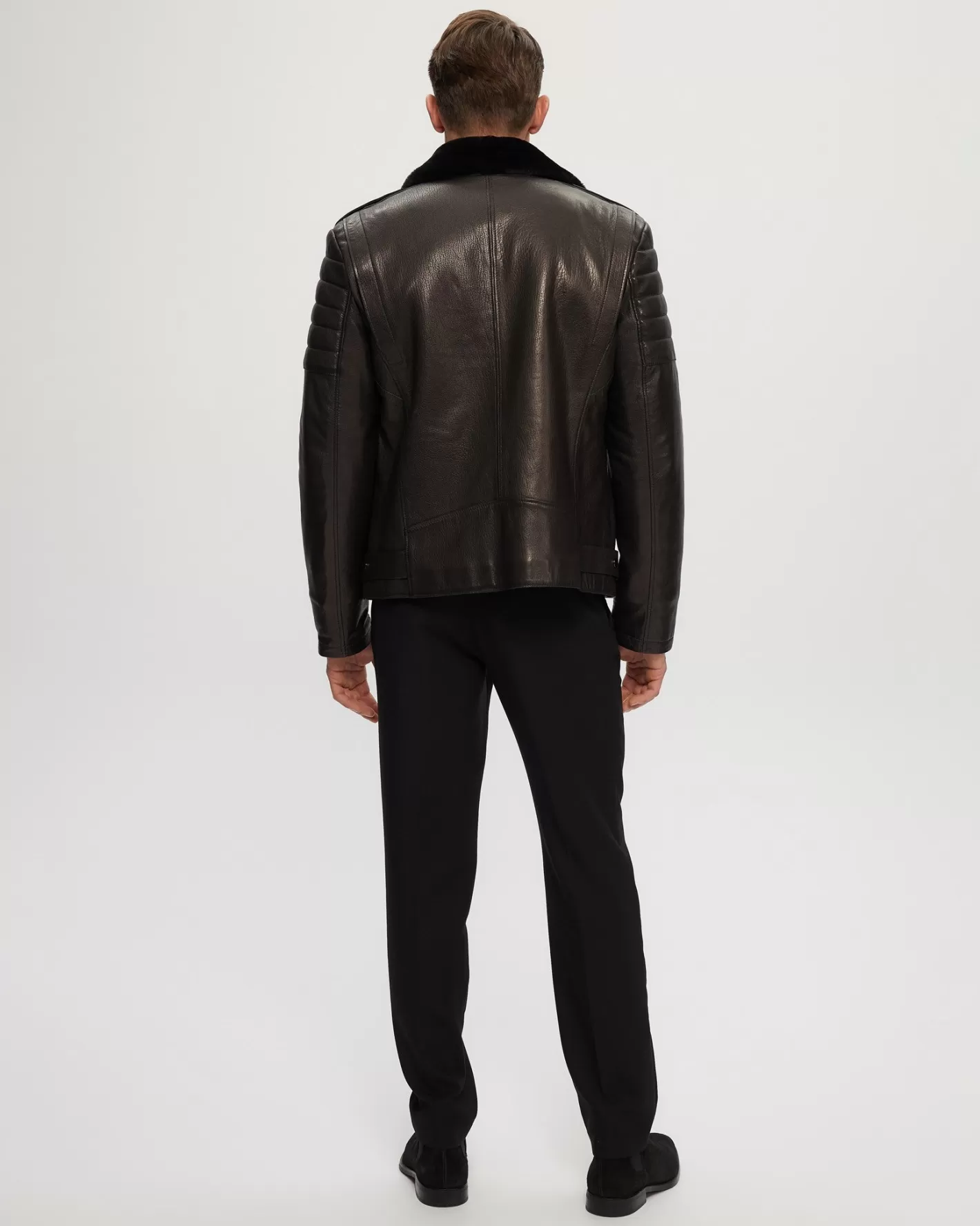 Veste moto homme en cuir nappa de Montréal - Doublure chaud en laine d'agneau shearling par Gorski 

(Alternative élégante : Blouson biker masculin en cuir pleine fleur - Garniture douillette en peau de mouton vintage - Collection signature GORSKI Montréal)