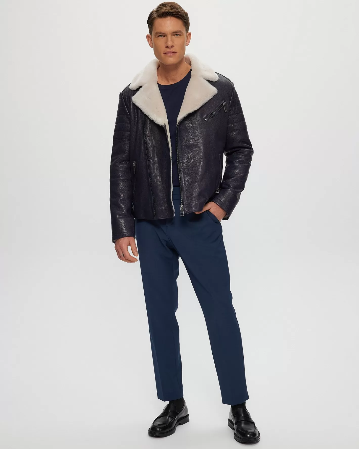 Veste moto homme en cuir nappa de Montréal - Doublure chaud en laine d'agneau shearling par Gorski 

(Alternative élégante : Blouson biker masculin en cuir pleine fleur - Garniture douillette en peau de mouton vintage - Collection signature GORSKI Montréal)