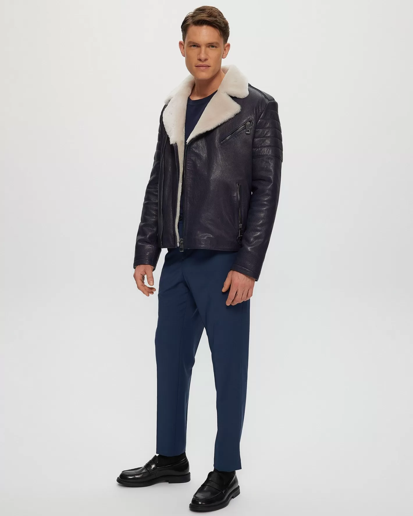 Veste moto homme en cuir nappa de Montréal - Doublure chaud en laine d'agneau shearling par Gorski 

(Alternative élégante : Blouson biker masculin en cuir pleine fleur - Garniture douillette en peau de mouton vintage - Collection signature GORSKI Montréal)