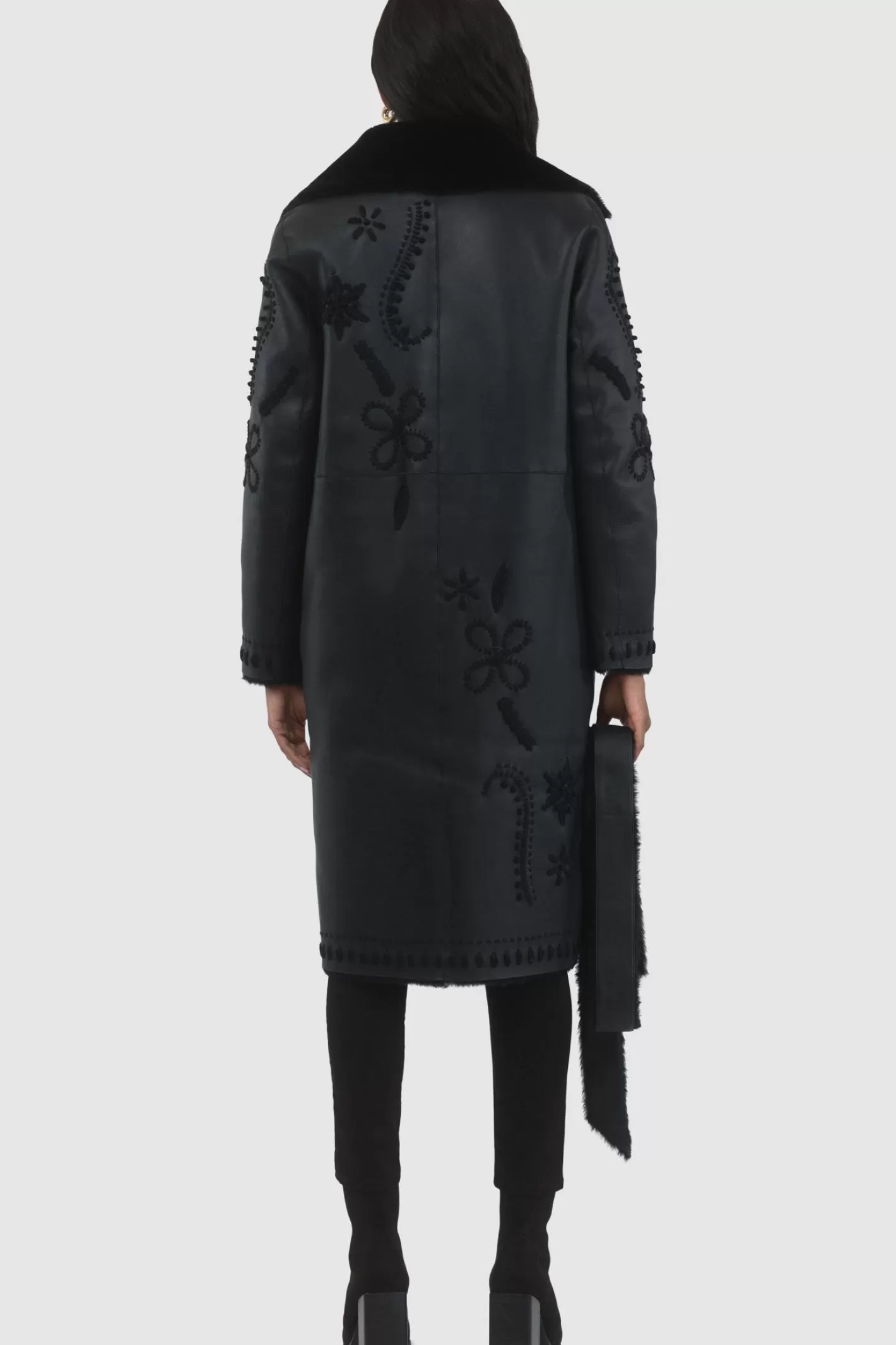 Manteau court GORSKI Montréal en laine mérinos doublé agneau - Broderies artisanales et ceinture ajustable