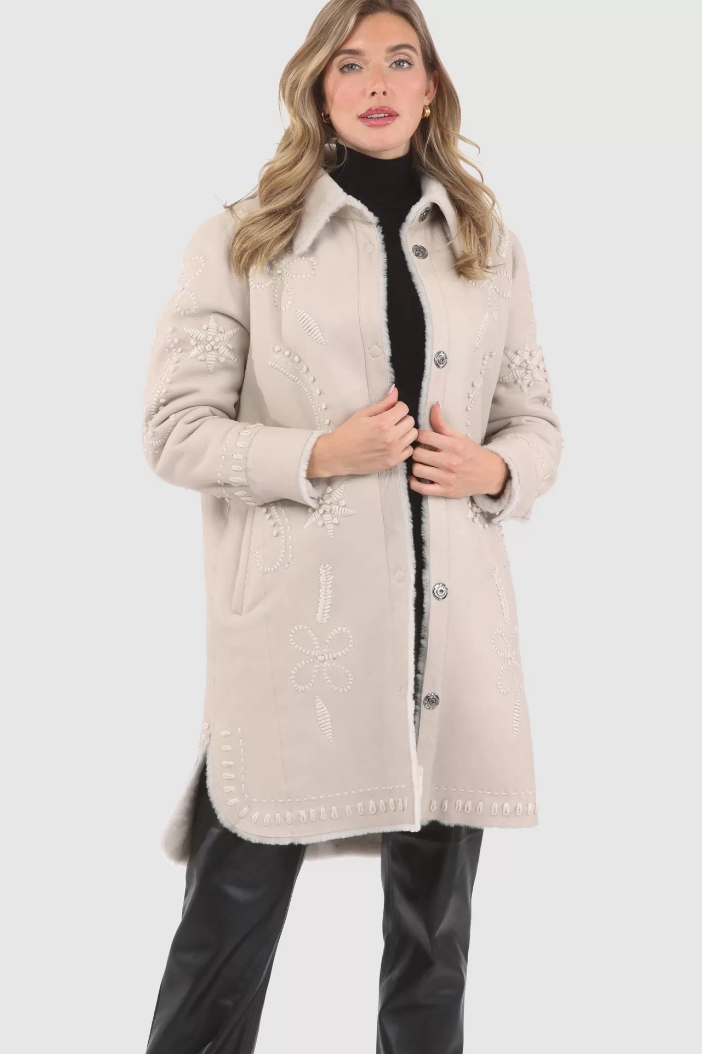 Poussette design élégant en laine mérinos et agneau shearling - Broderies artisanales par Maison GORSKI Montréal