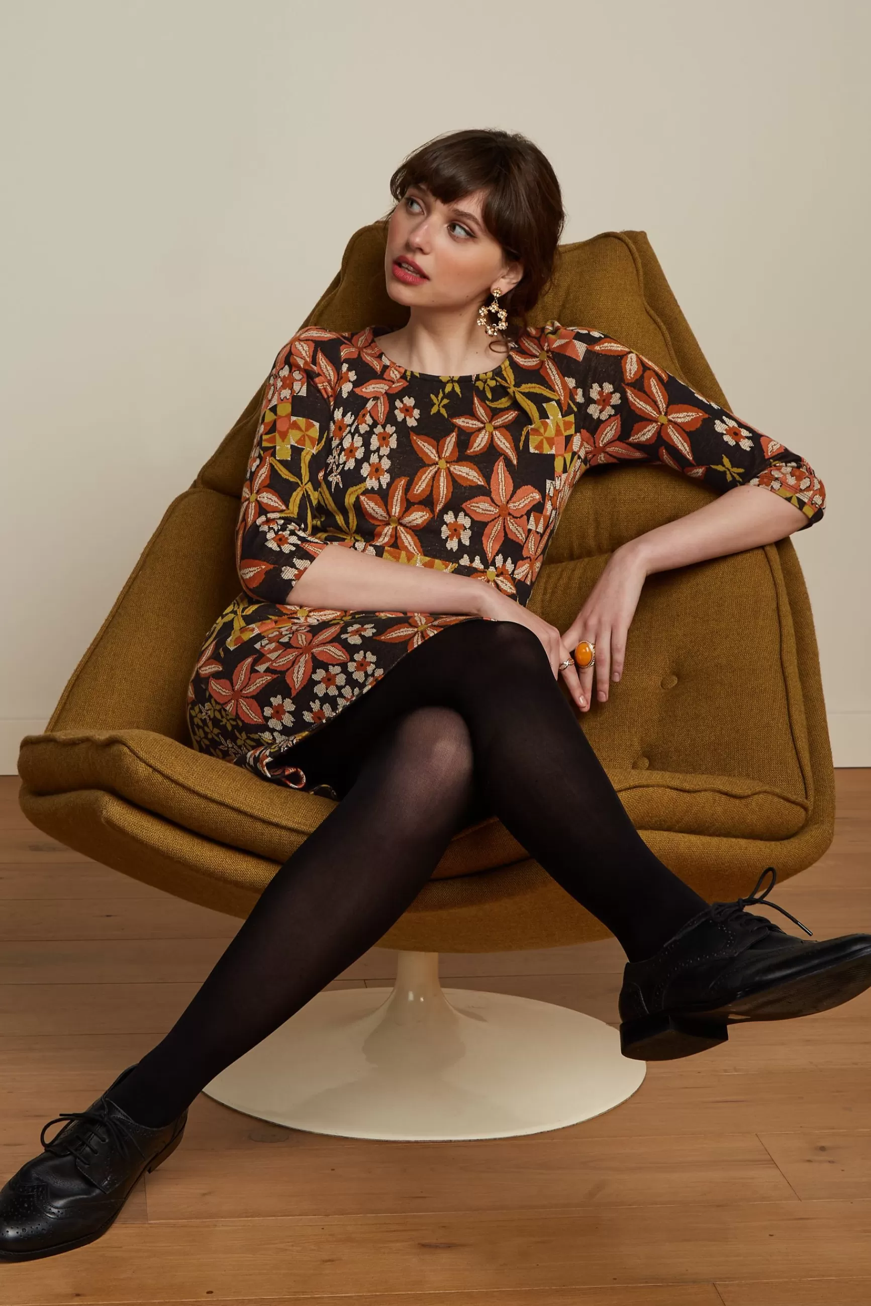 Robe Mona Morgane - Élégance King Louie par DAMES  
Création exclusive en dentelle avec ceinture ajustable  
Robe féminine avec broderies discrètes - Collection Printemps  
Modèle sophistiqué Morgane pour occasions spéciales  
DAMES présente la robe Mona, un mélange de romantisme et de chic contemporain