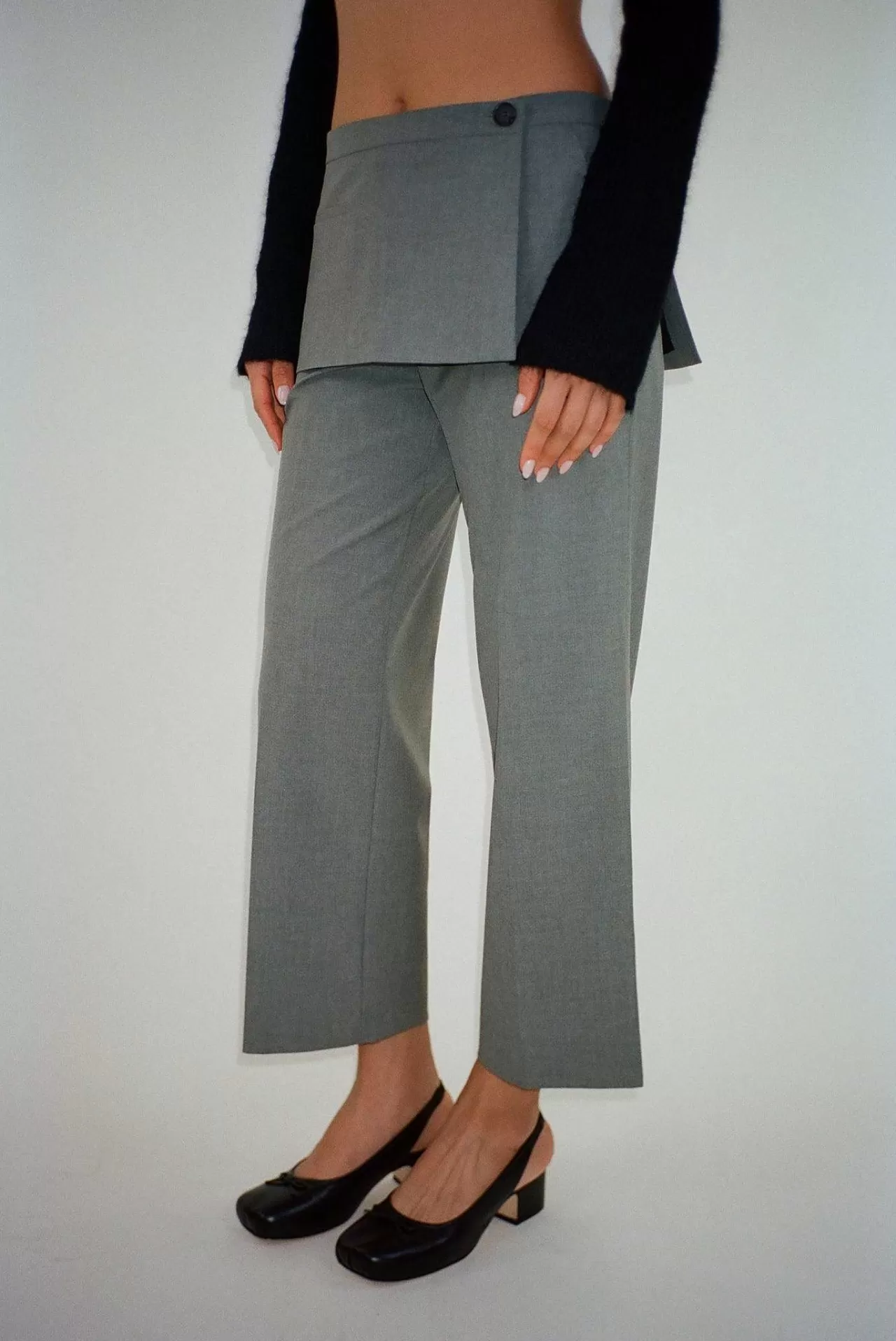 Pantalon Mott Femme par Sandy Liang - Coupe ajustée en gris nuage