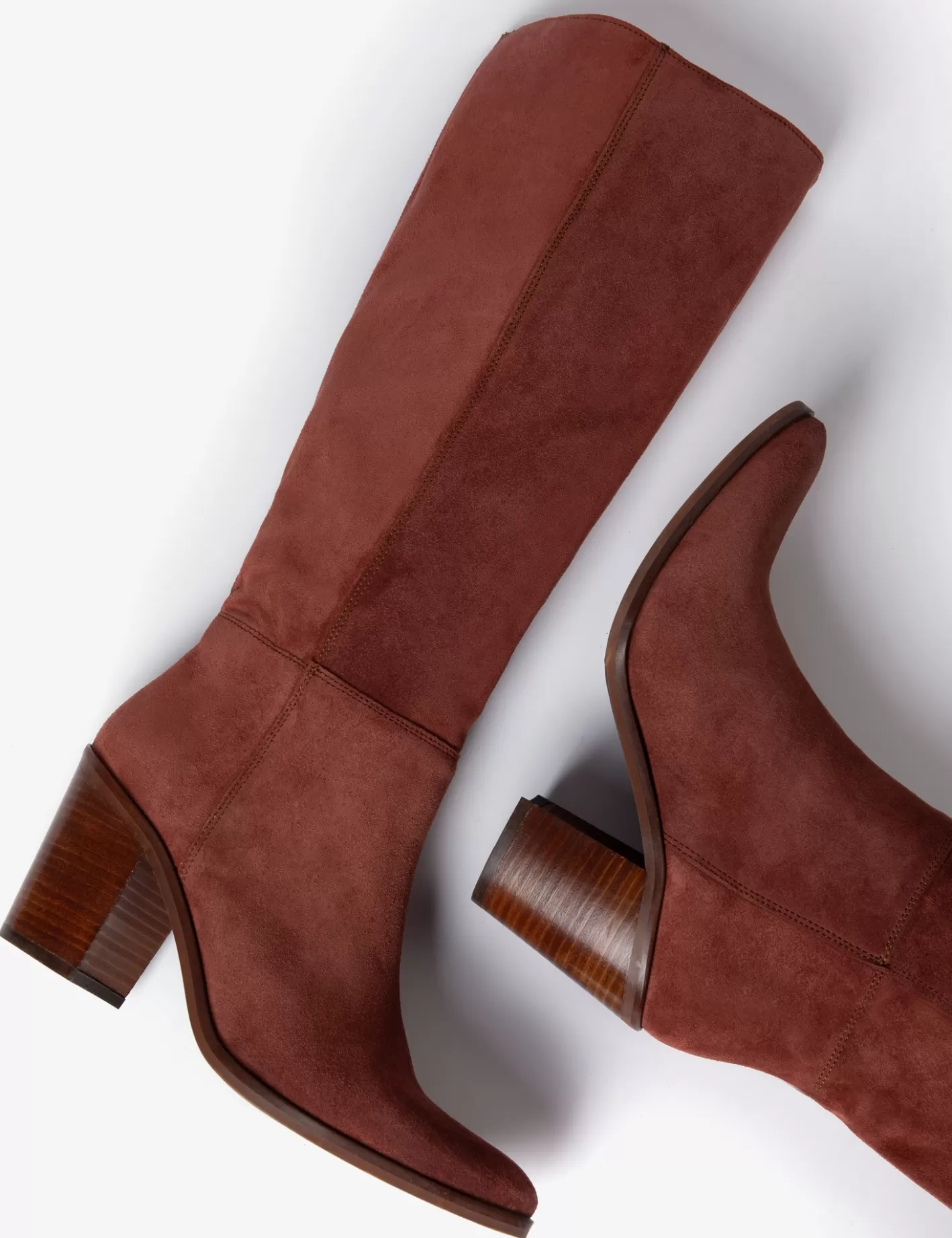 Bottes en daim déstructurées - Modèle long confortable pour un look urbain et intemporel
